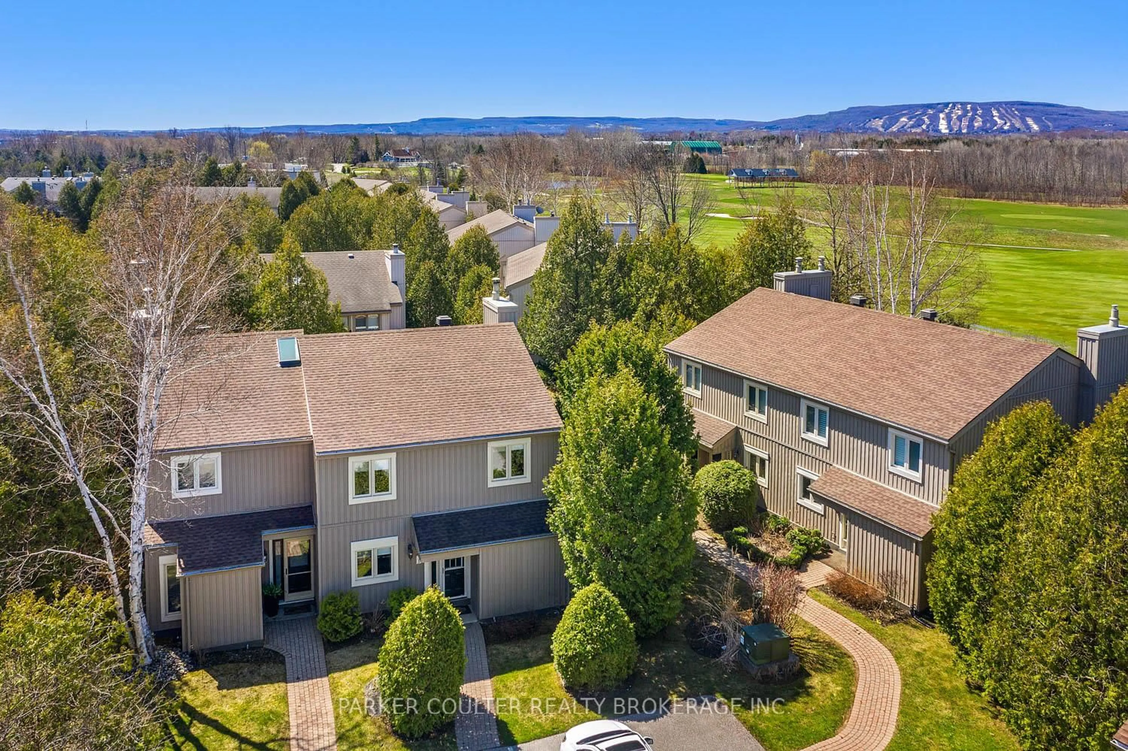 A pic from outside/outdoor area/front of a property/back of a property/a pic from drone, mountain view for 562 Oxbow Cres #2, Collingwood Ontario L9Y 5B4