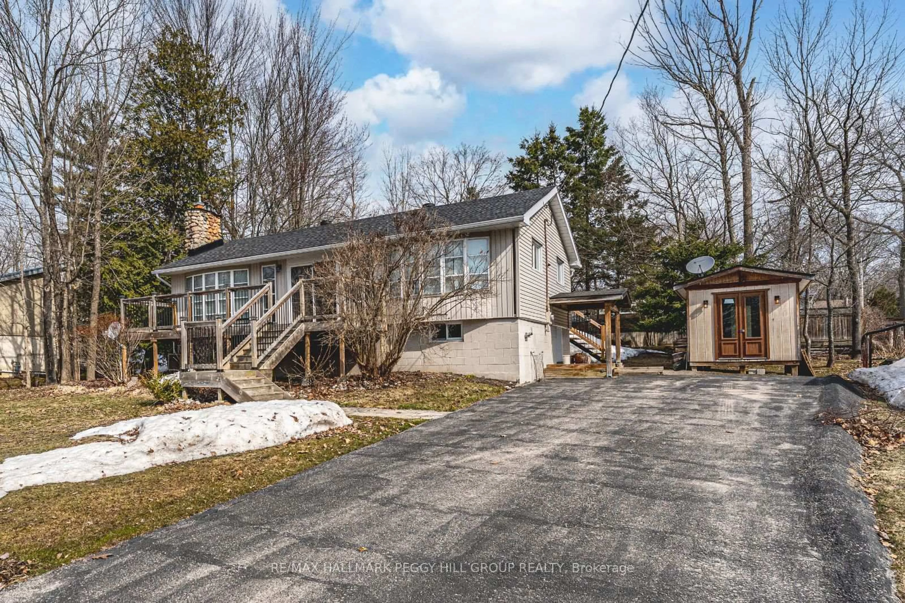 A pic from outside/outdoor area/front of a property/back of a property/a pic from drone, street for 20 Sarna Dr, Tiny Ontario L9M 0B3