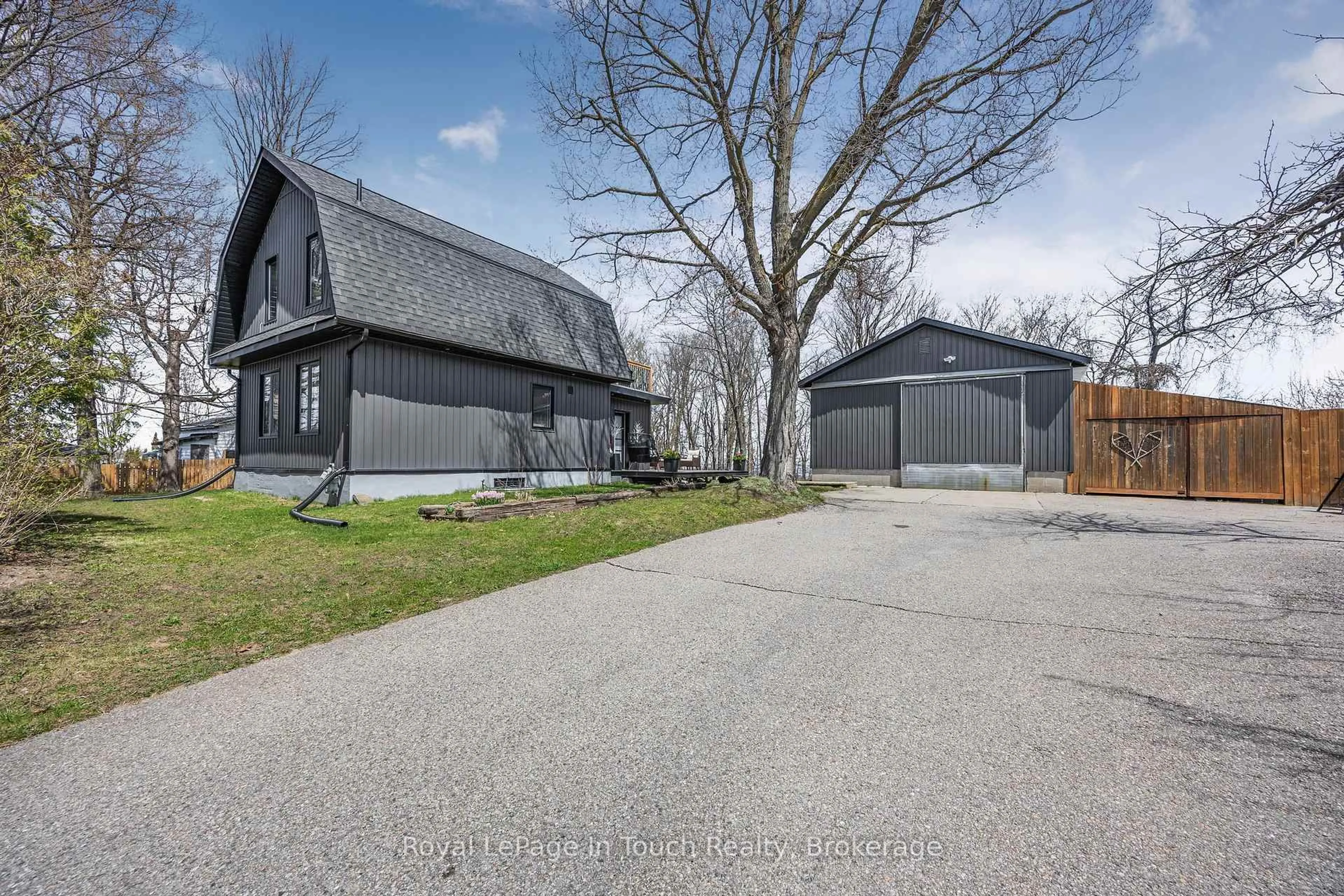 A pic from outside/outdoor area/front of a property/back of a property/a pic from drone, street for 381 Olive St, Midland Ontario L4R 2R4