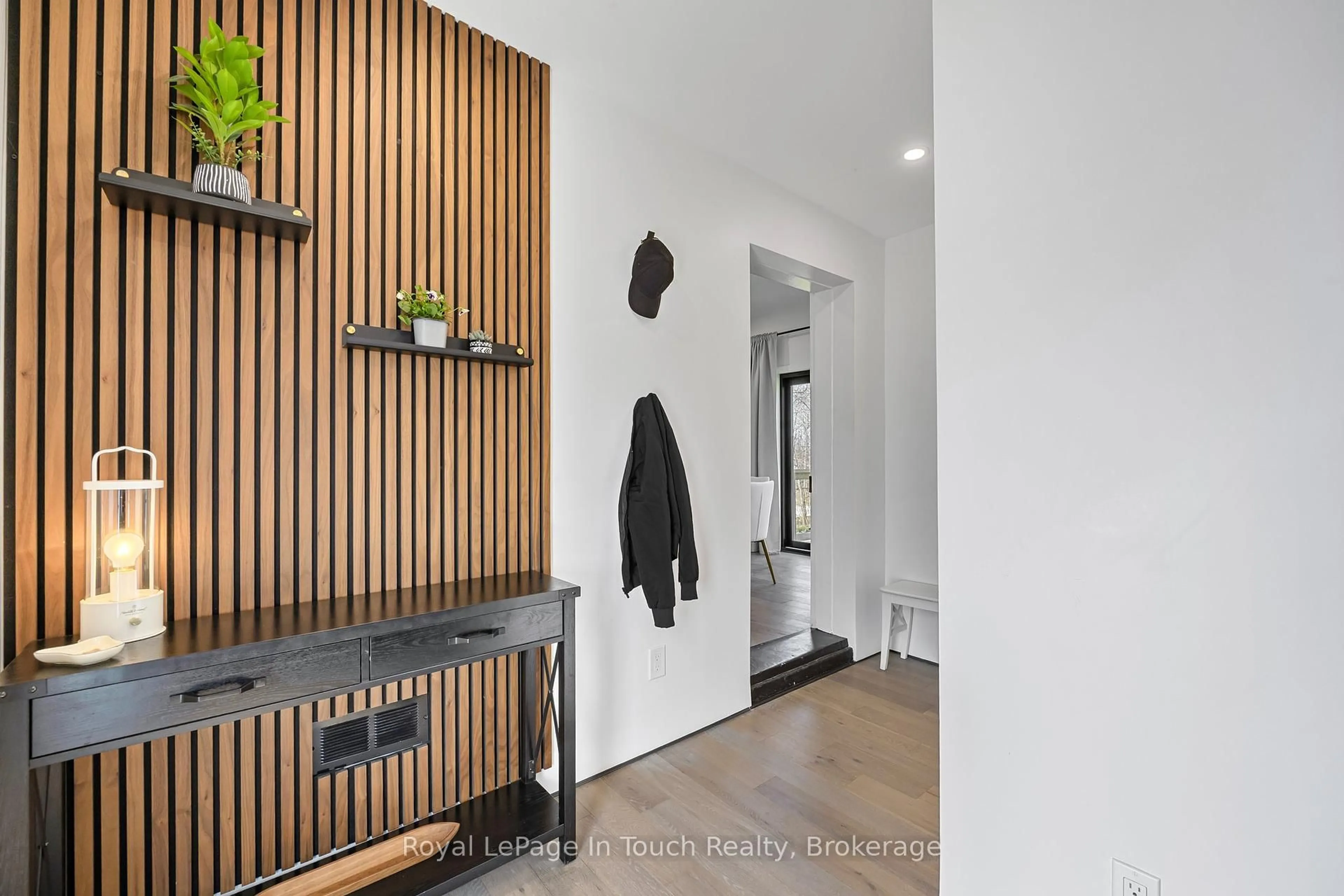Indoor entryway for 381 Olive St, Midland Ontario L4R 2R4