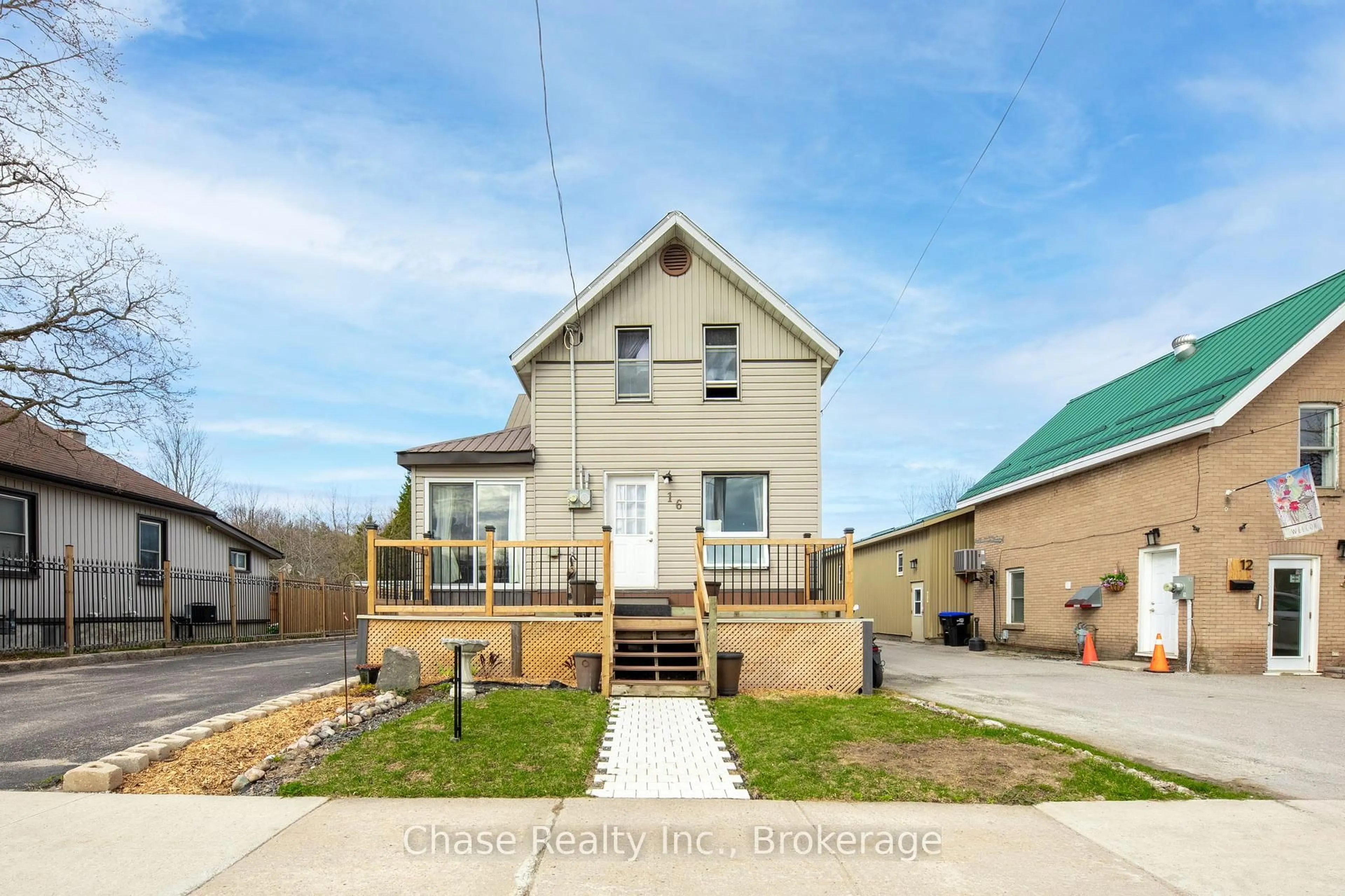 A pic from outside/outdoor area/front of a property/back of a property/a pic from drone, unknown for 16 fifth St, Midland Ontario L4R 3V2