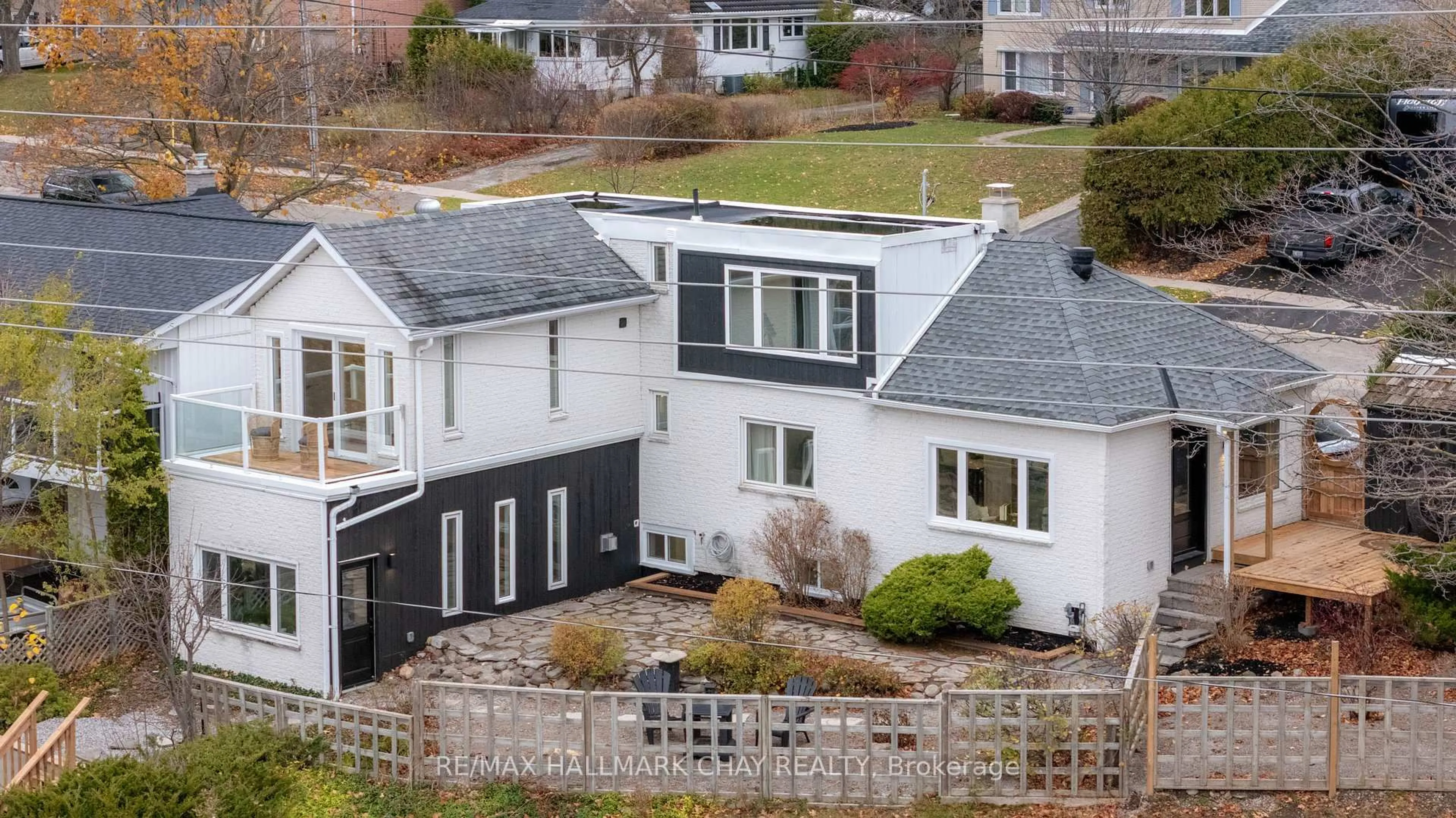 A pic from outside/outdoor area/front of a property/back of a property/a pic from drone, unknown for 425 Codrington St, Barrie Ontario L4M 1S9