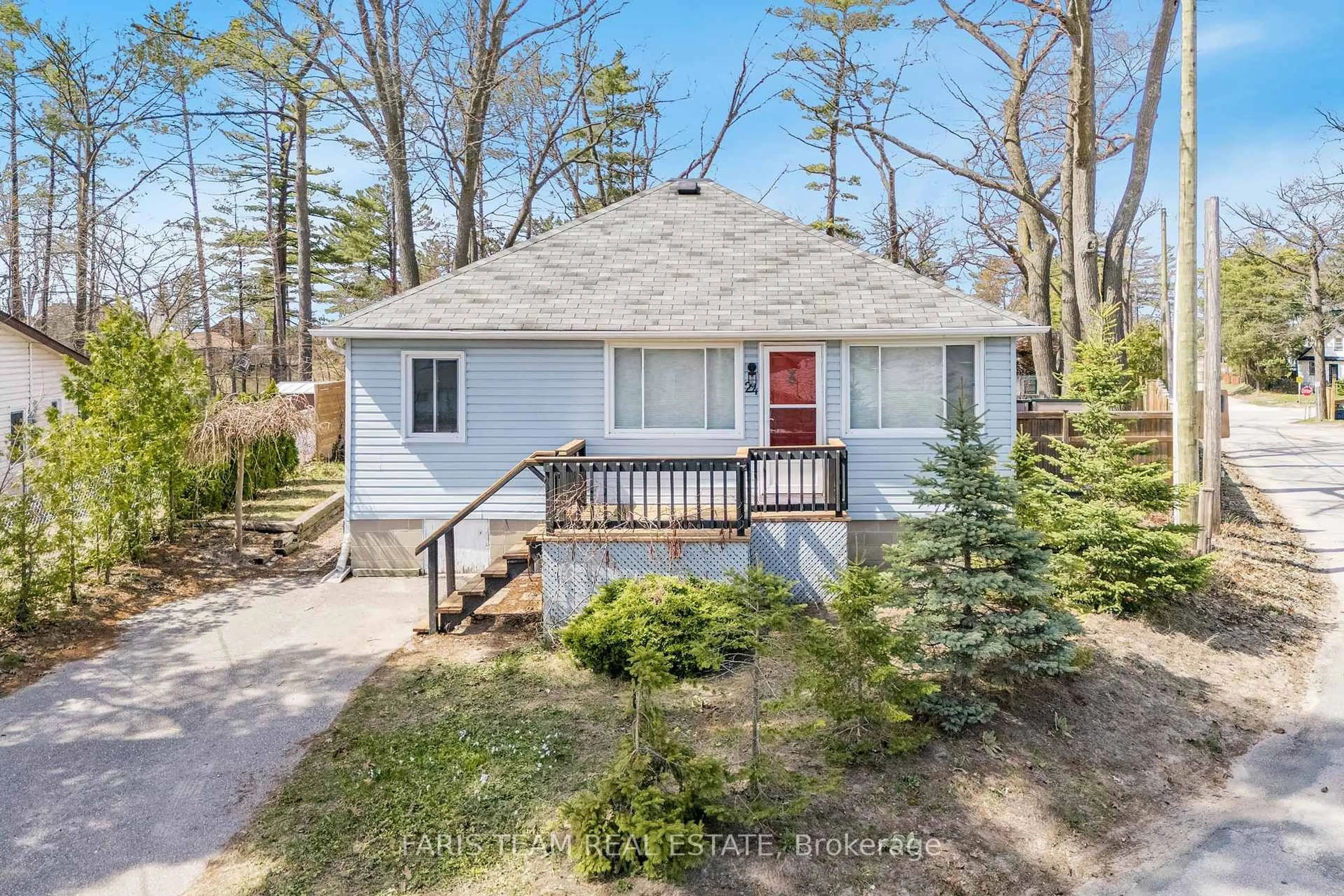 A pic from outside/outdoor area/front of a property/back of a property/a pic from drone, street for 24 Old Mosley St, Wasaga Beach Ontario L9Z 2J8