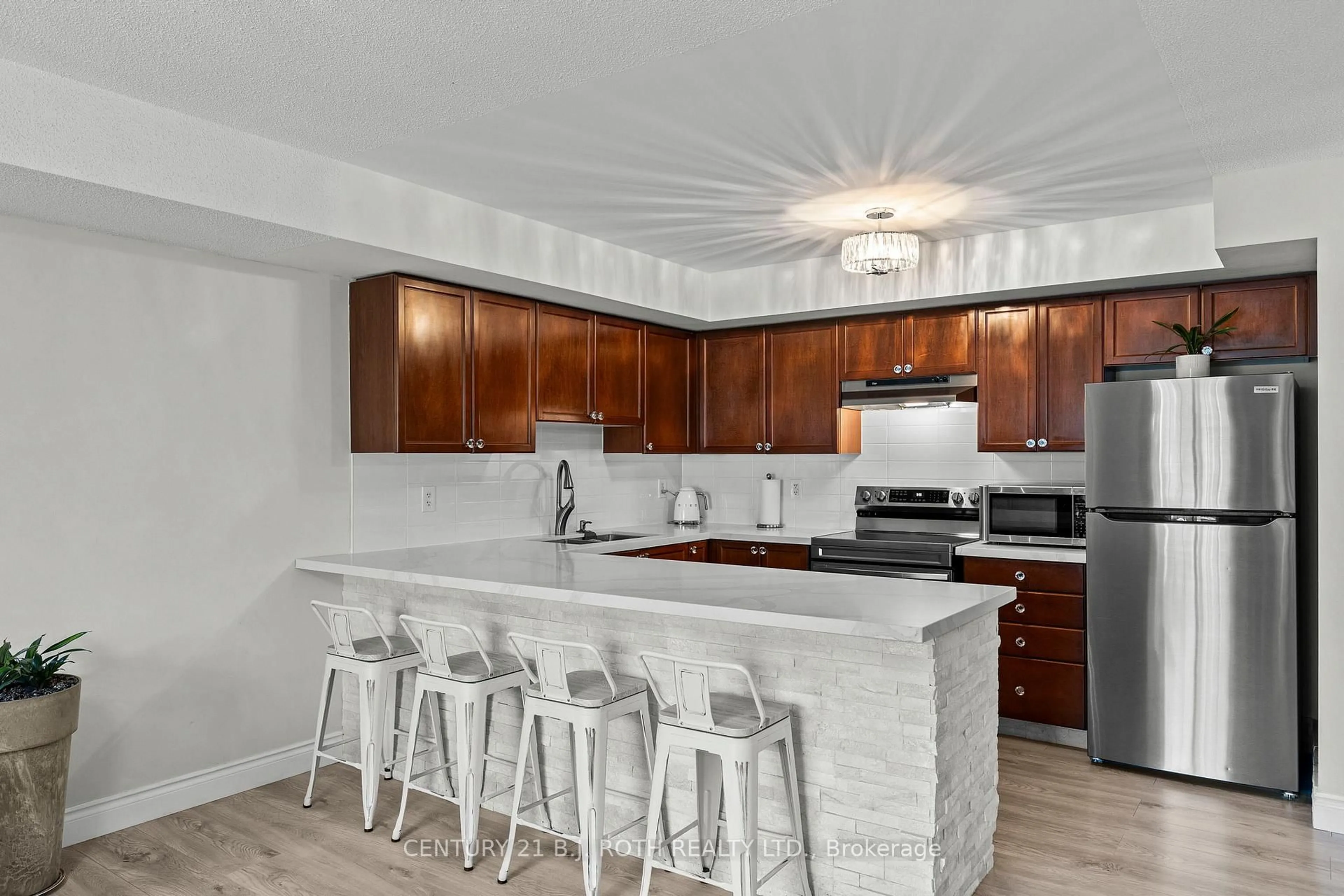 Open concept kitchen, ceramic/tile floor for 41 COULTER St #17, Barrie Ontario L4N 6L9