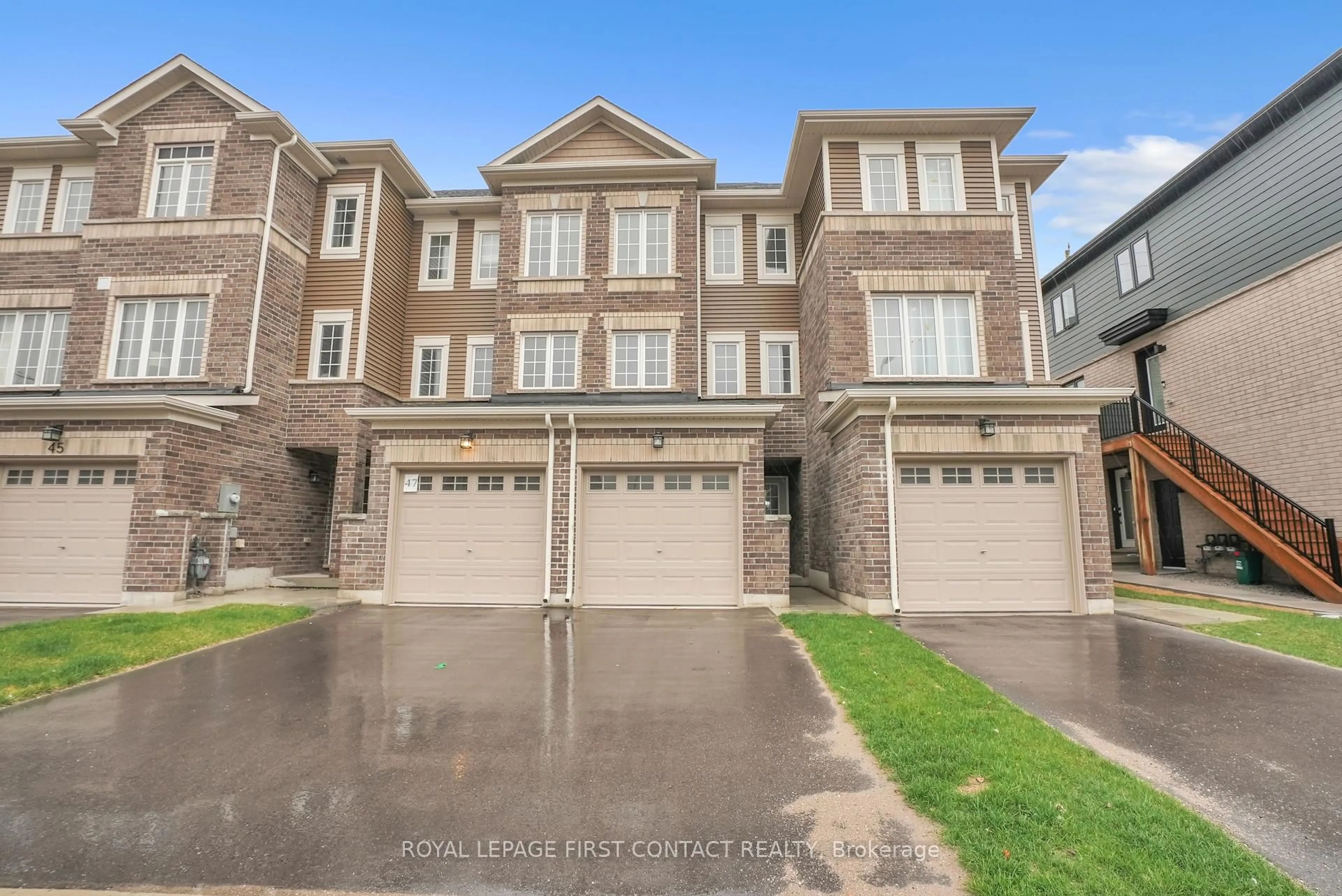 A pic from outside/outdoor area/front of a property/back of a property/a pic from drone, street for 49 Pumpkin Corner Cres, Barrie Ontario L9J 0T7
