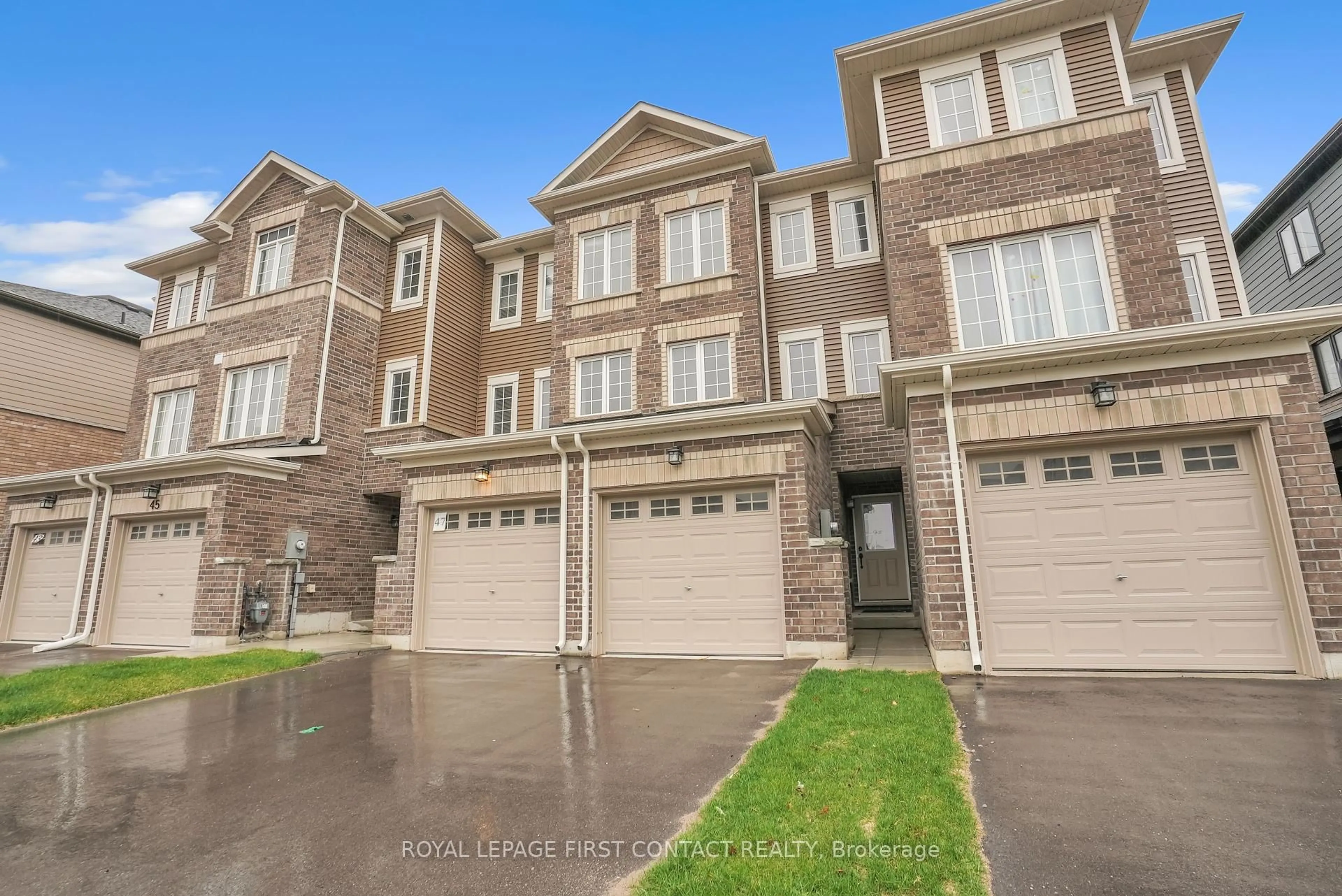 A pic from outside/outdoor area/front of a property/back of a property/a pic from drone, street for 49 Pumpkin Corner Cres, Barrie Ontario L9J 0T7