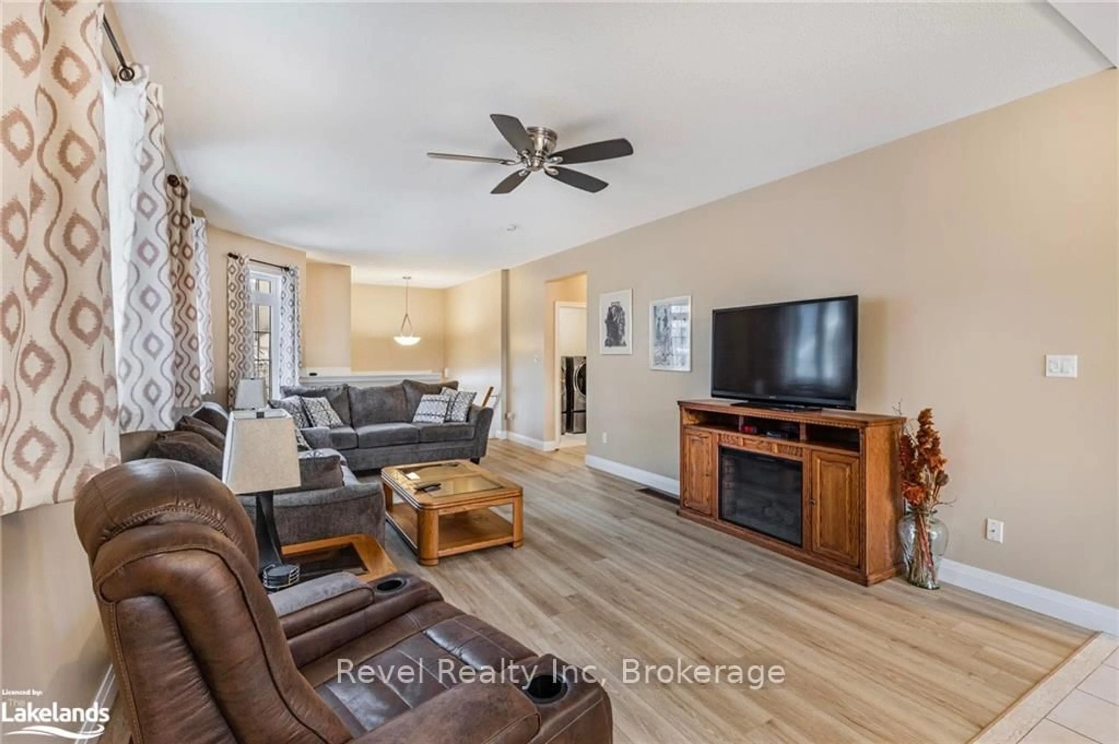 Living room with furniture, unknown for 174 WHITE SANDS Way, Wasaga Beach Ontario L9Z 0C8