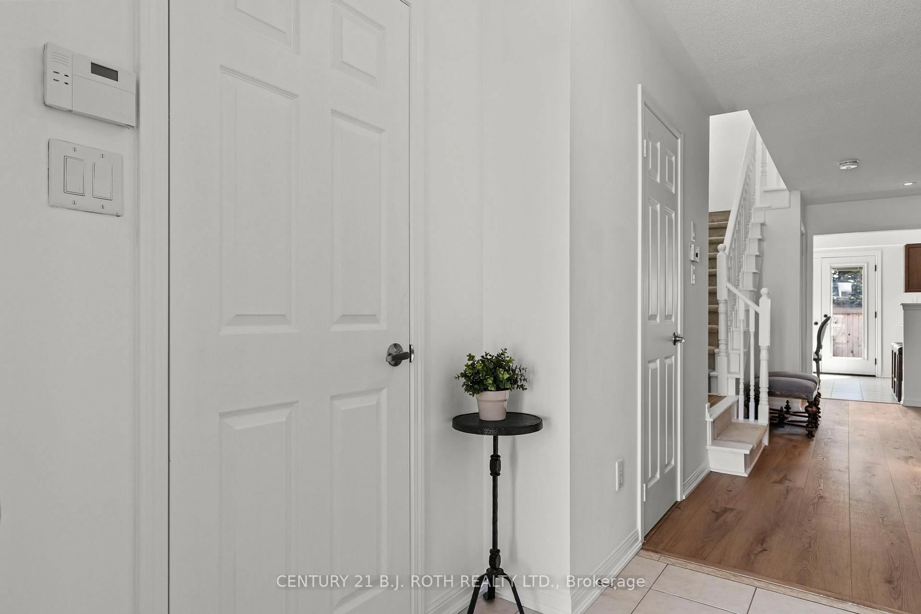 Indoor entryway for 114 Majesty Blvd, Barrie Ontario L4M 0E5