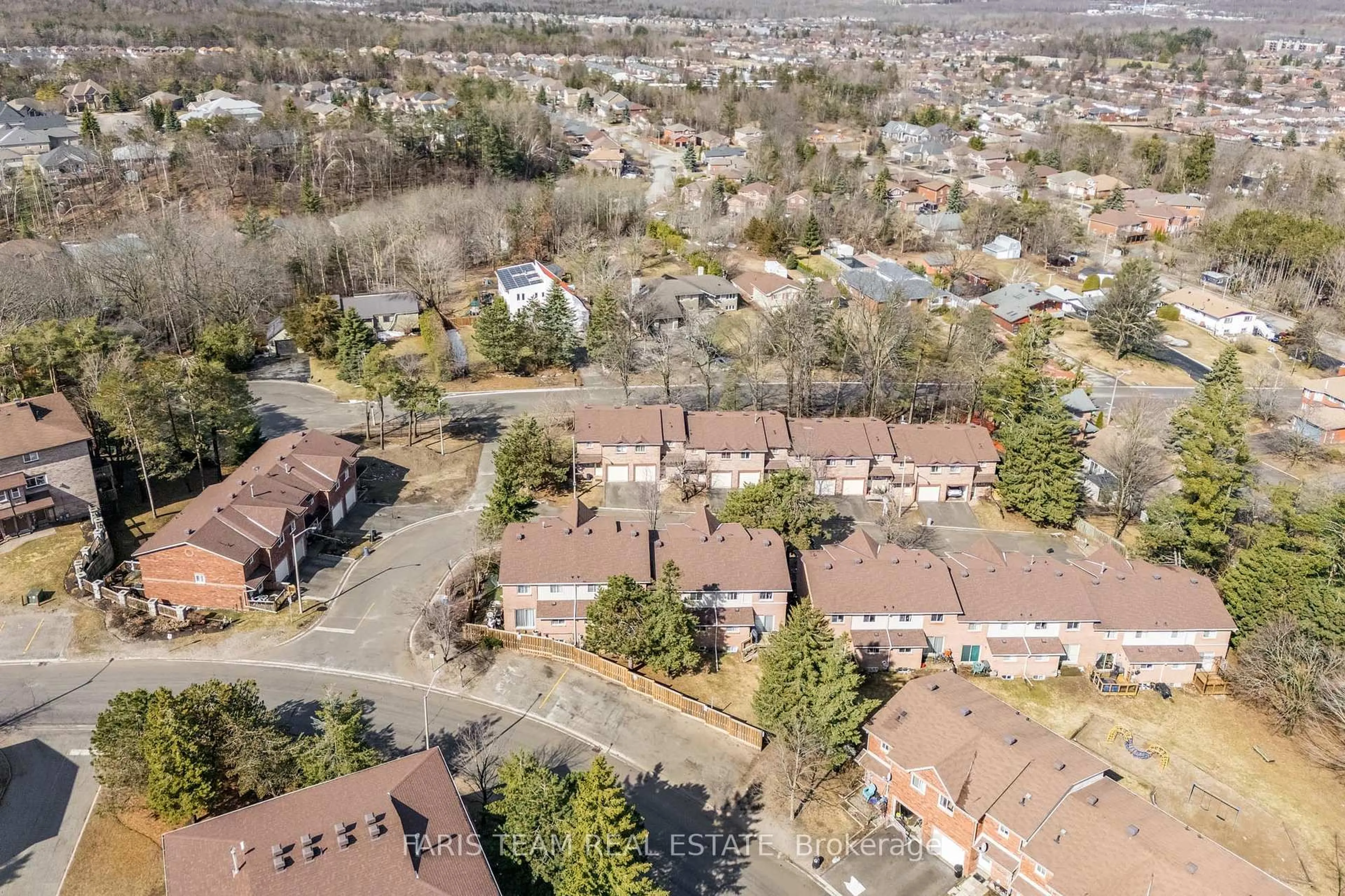 A pic from outside/outdoor area/front of a property/back of a property/a pic from drone, street for 6 Pheasant Tr, Barrie Ontario L4N 6W4
