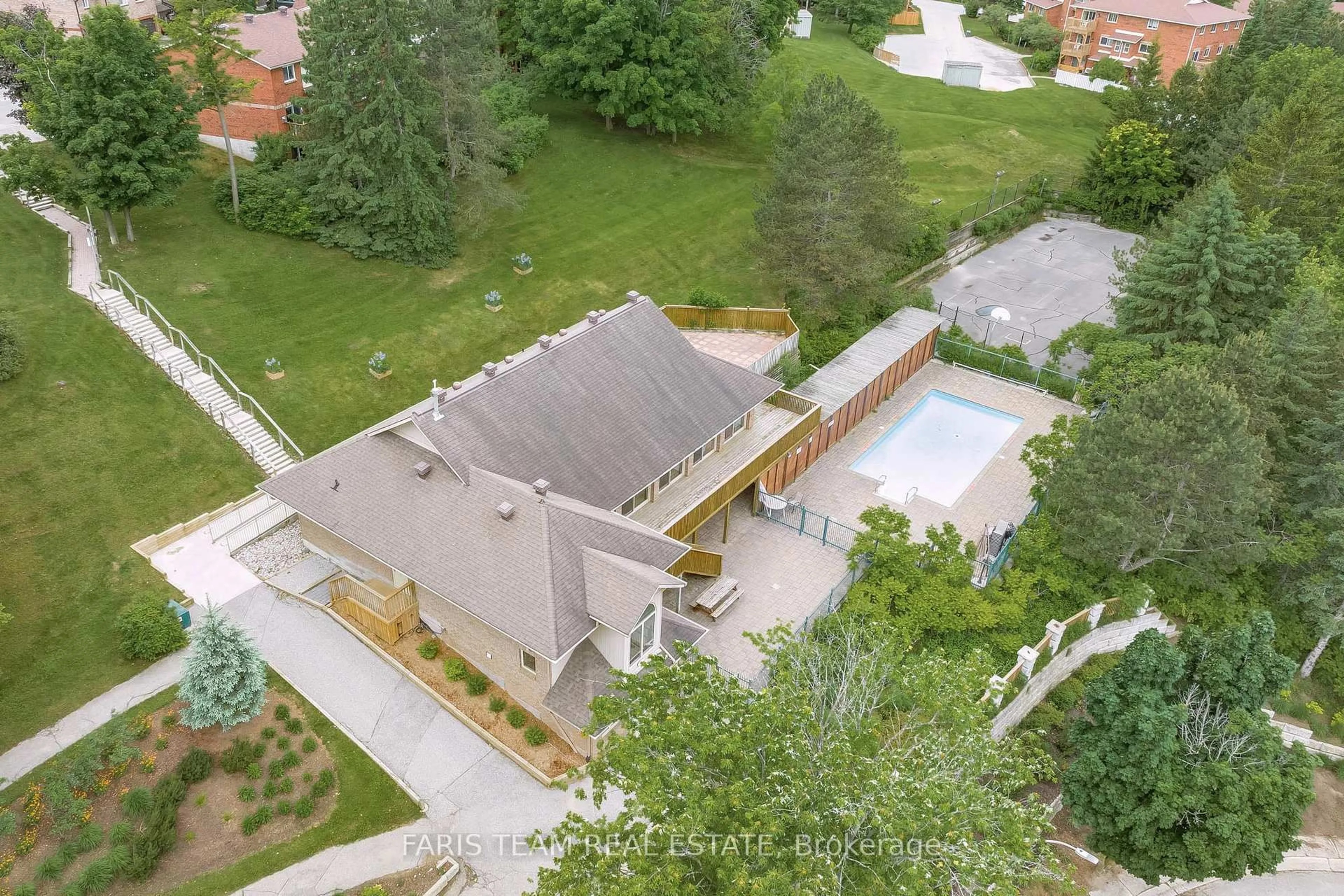 A pic from outside/outdoor area/front of a property/back of a property/a pic from drone, unknown for 6 Pheasant Tr, Barrie Ontario L4N 6W4