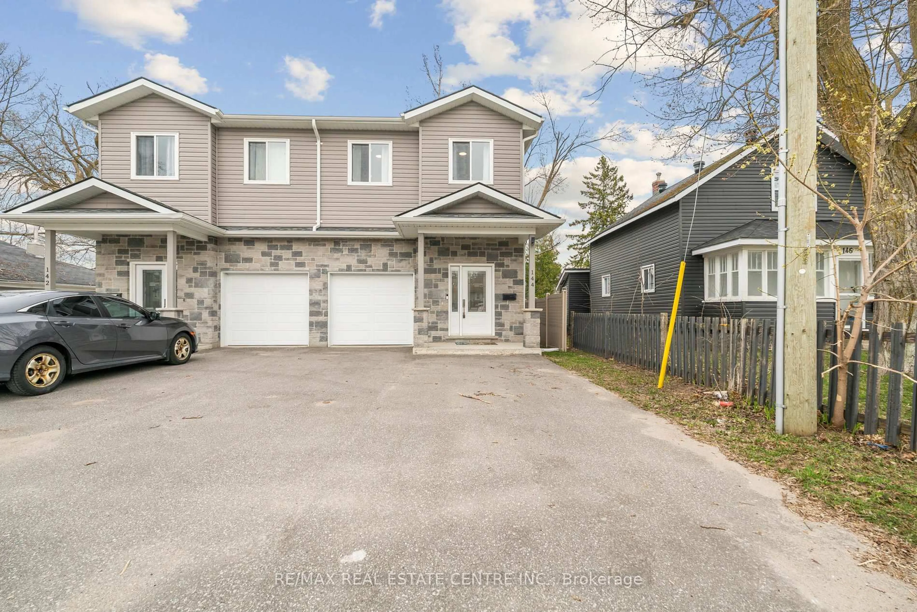 A pic from outside/outdoor area/front of a property/back of a property/a pic from drone, street for 144 Memorial Ave, Orillia Ontario L3C 5X2