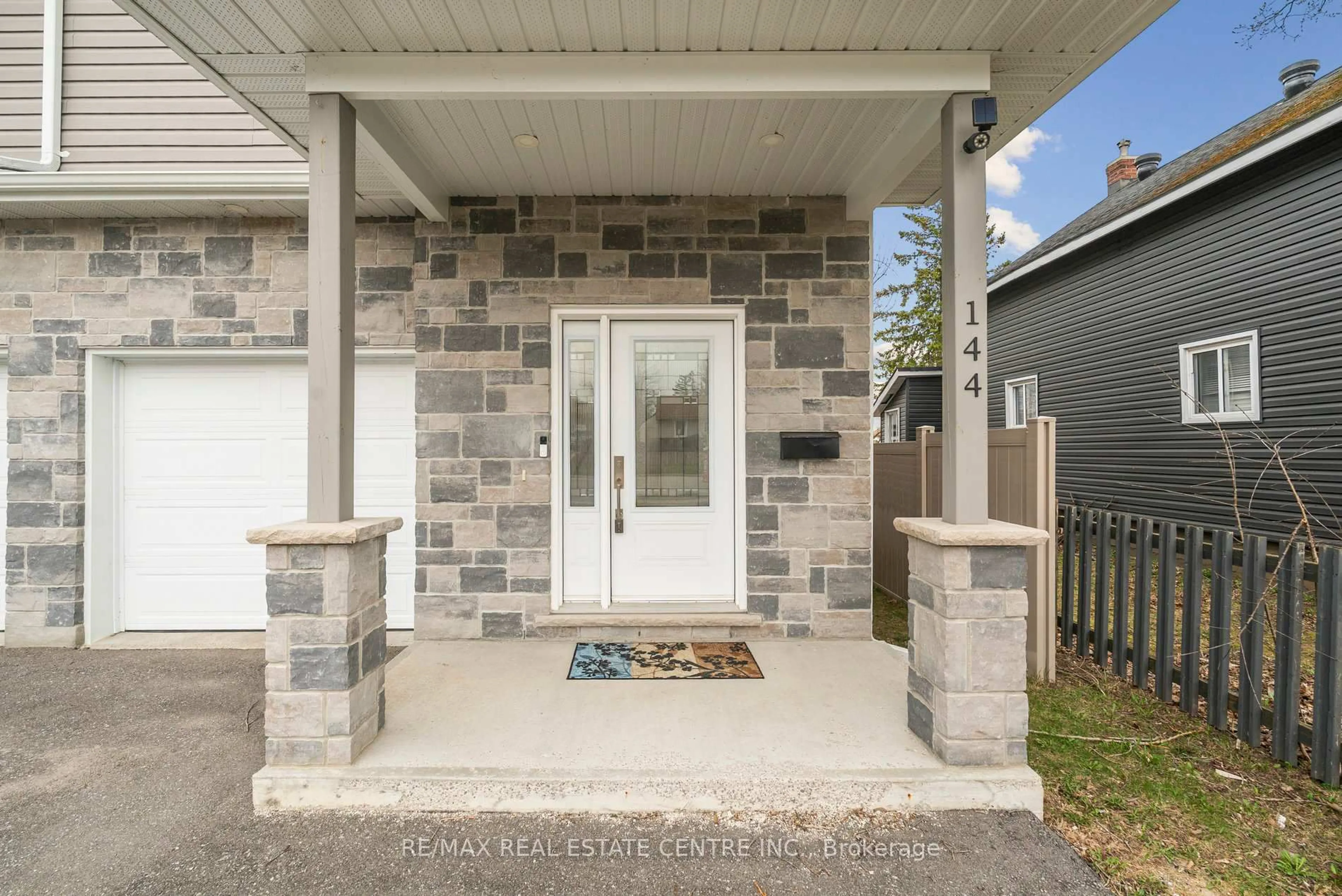 Indoor entryway for 144 Memorial Ave, Orillia Ontario L3C 5X2