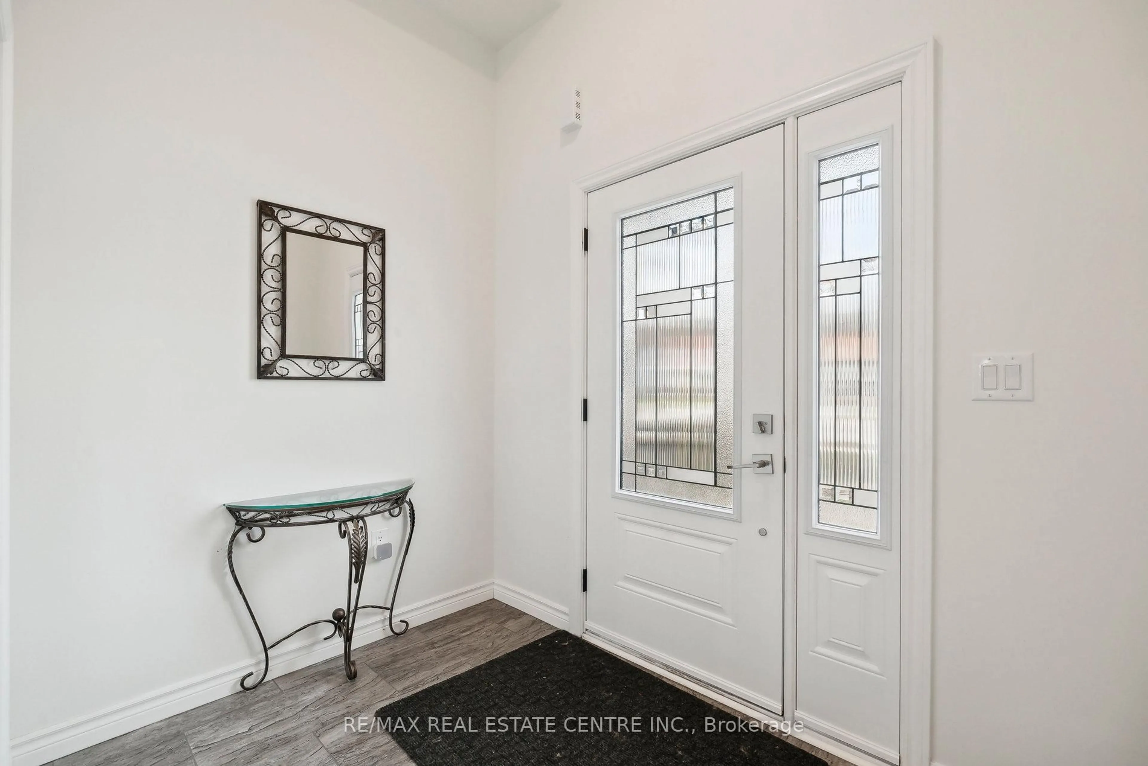 Indoor entryway for 144 Memorial Ave, Orillia Ontario L3C 5X2