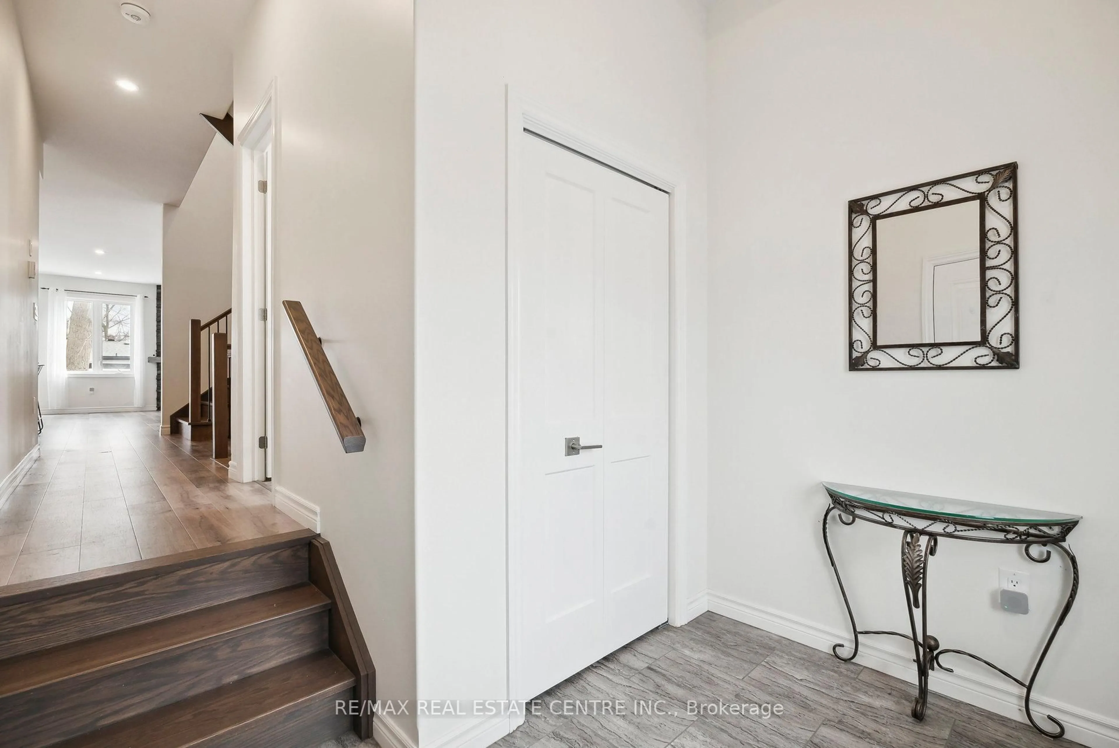 Indoor entryway for 144 Memorial Ave, Orillia Ontario L3C 5X2