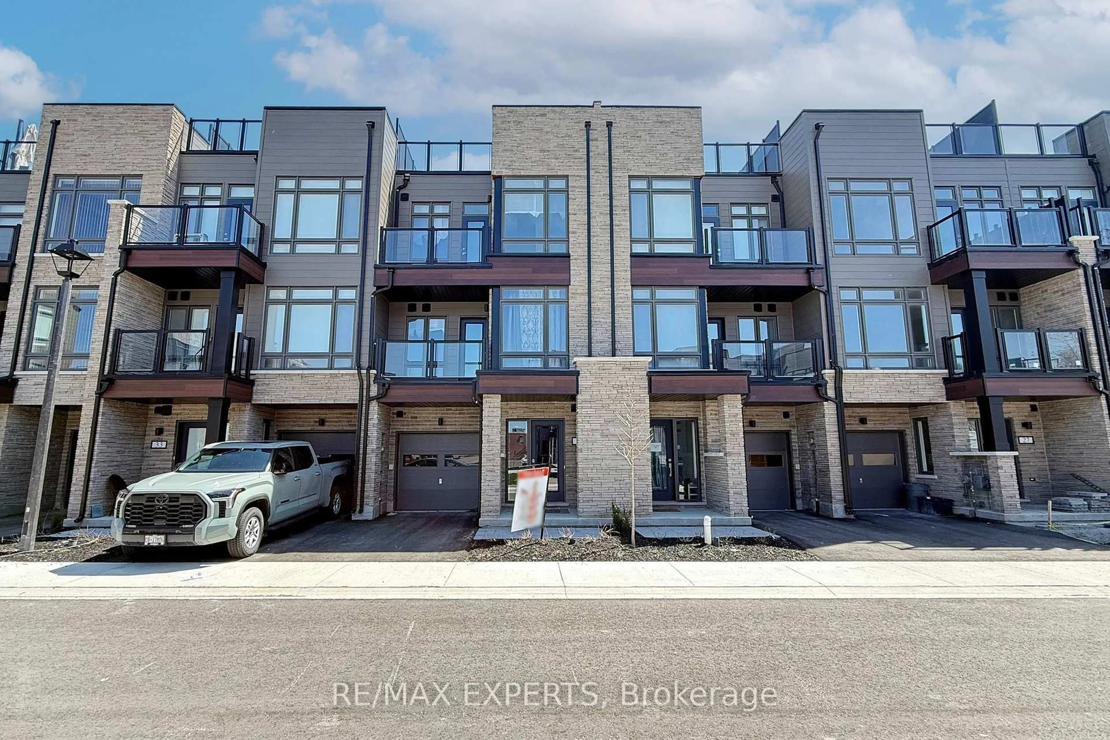 A pic from outside/outdoor area/front of a property/back of a property/a pic from drone, street for 31 Wyn Wood Lane, Orillia Ontario L3V 8P7
