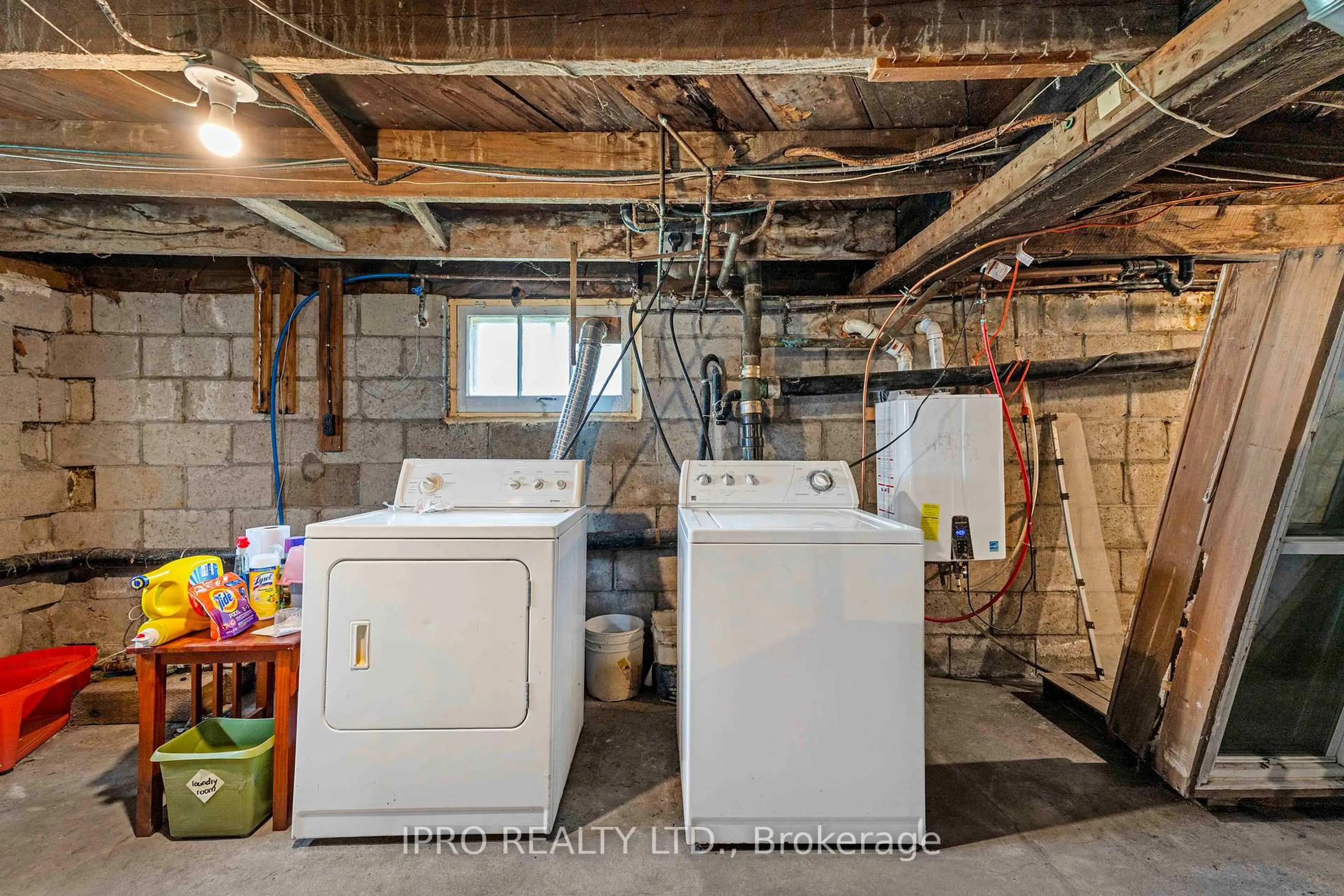 Laundry room for 111 Fox St, Penetanguishene Ontario L9M 1E2