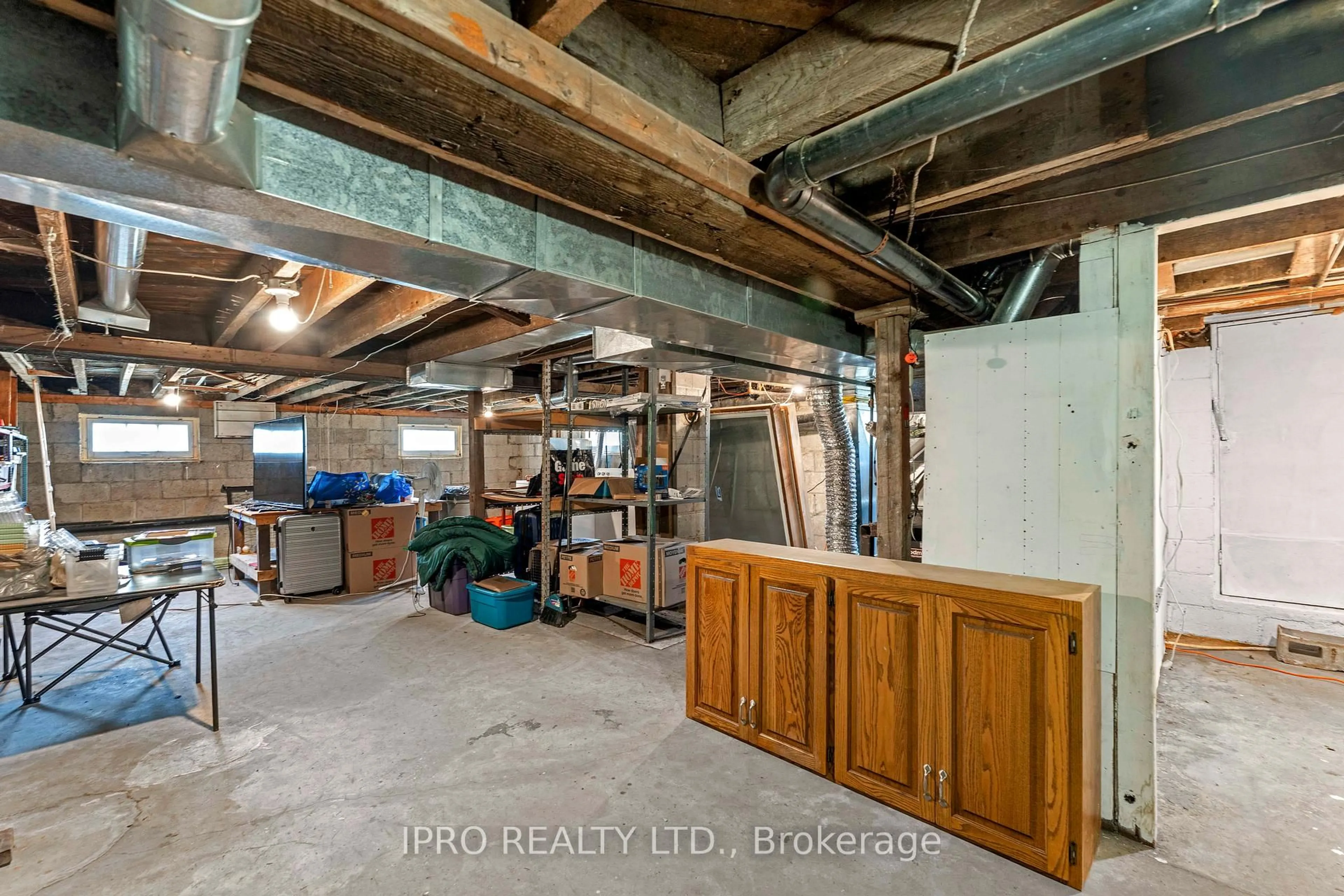 Indoor garage for 111 Fox St, Penetanguishene Ontario L9M 1E2