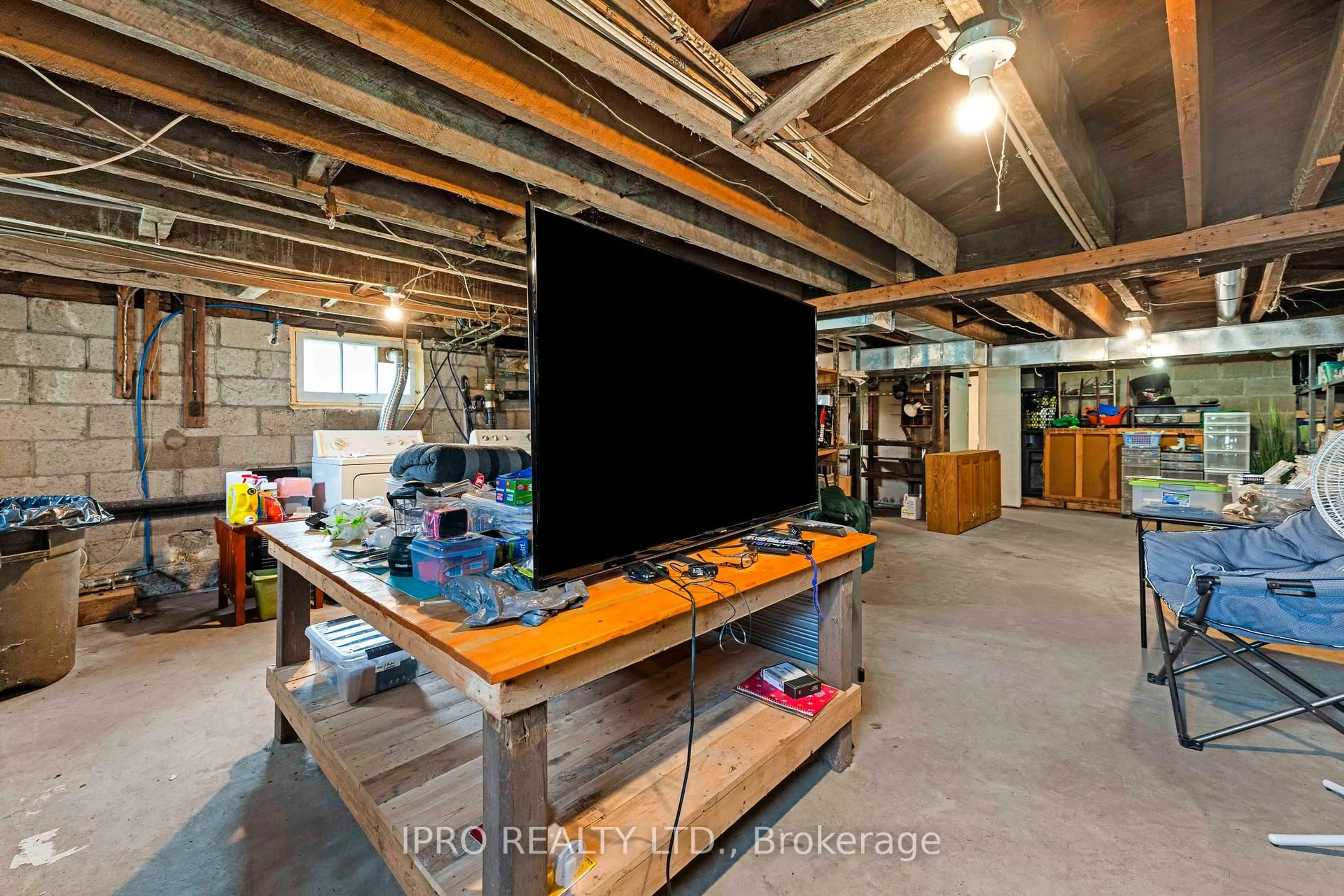 Indoor garage for 111 Fox St, Penetanguishene Ontario L9M 1E2
