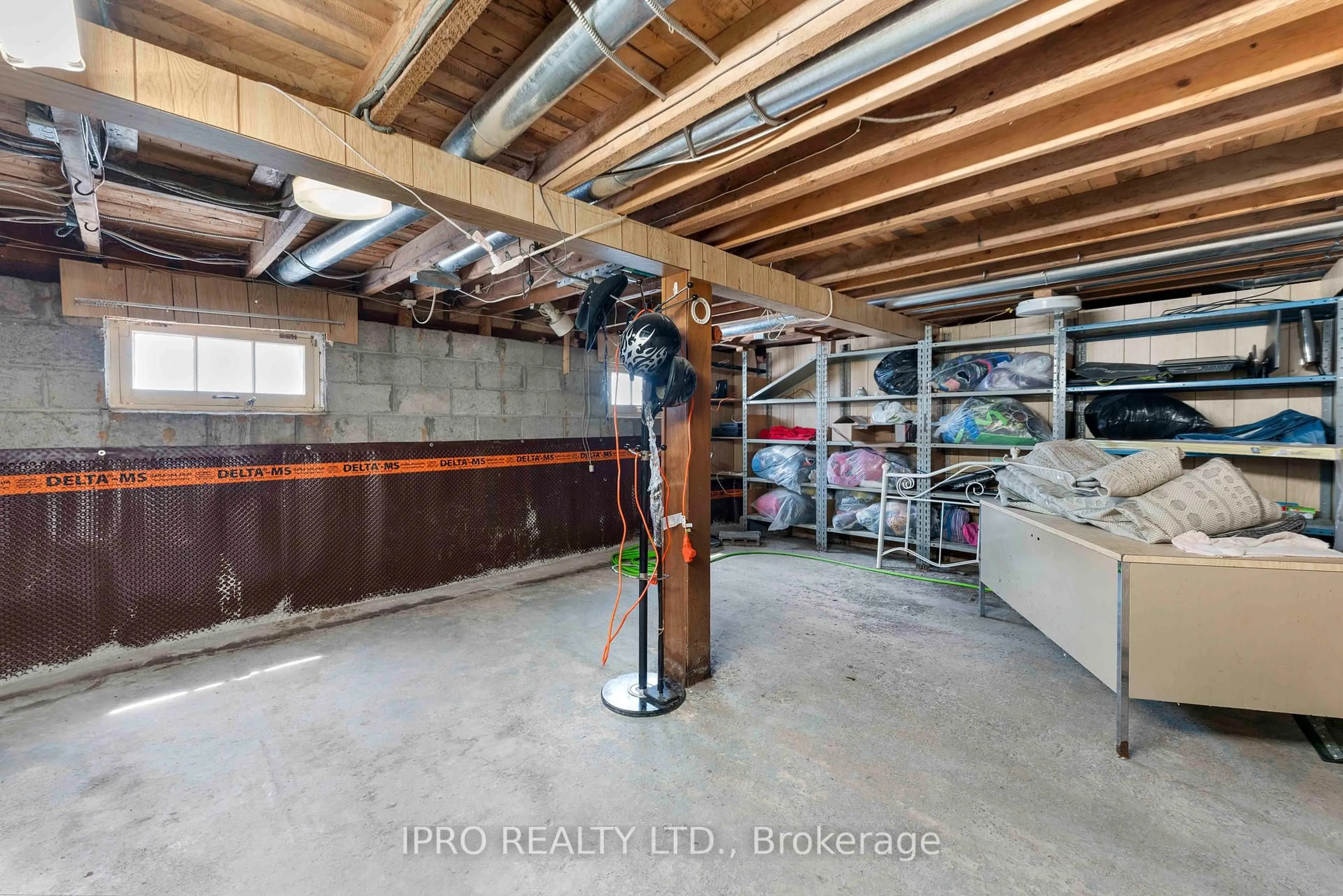 Indoor garage for 111 Fox St, Penetanguishene Ontario L9M 1E2