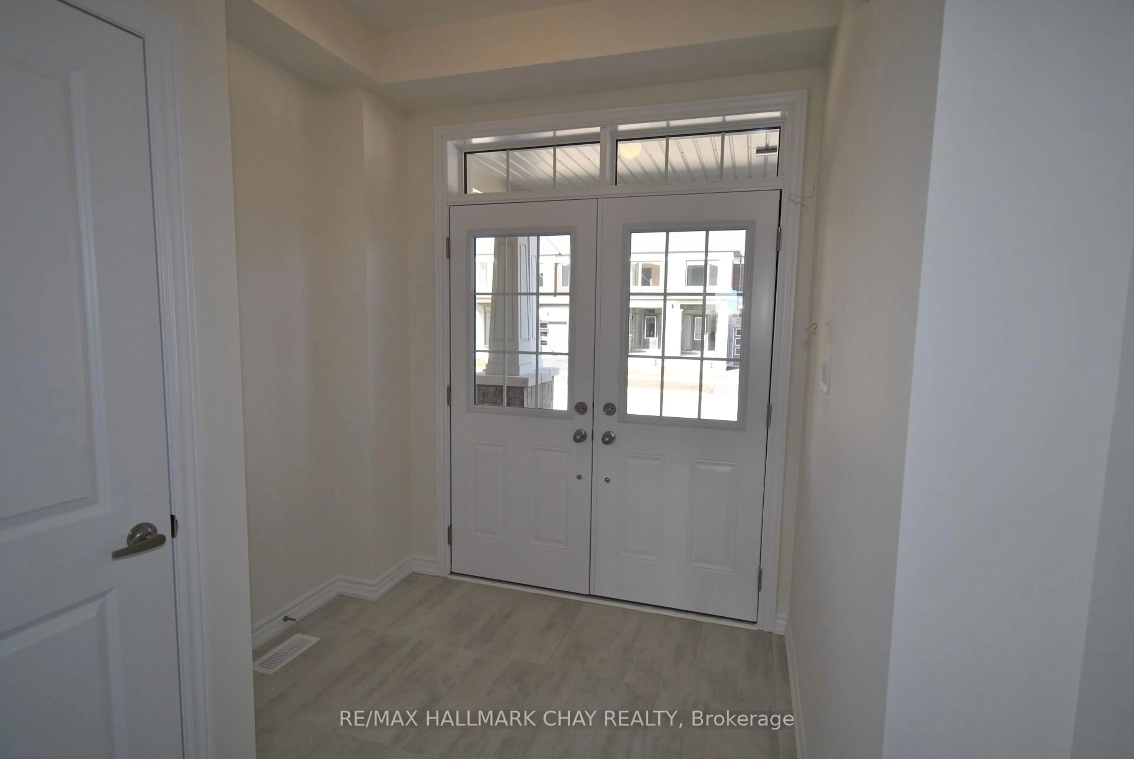 Indoor entryway for 71 Valleybrook Rd, Barrie Ontario L9J 0L6