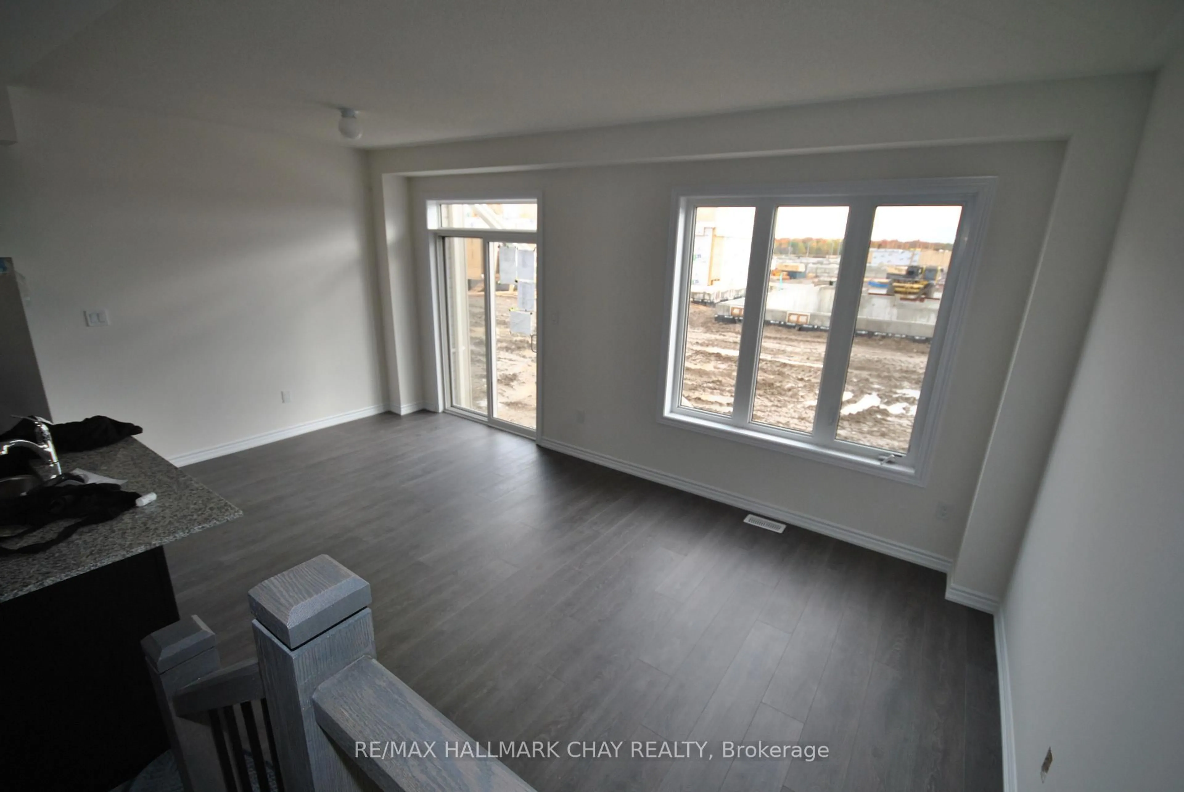 A pic of a room for 71 Valleybrook Rd, Barrie Ontario L9J 0L6