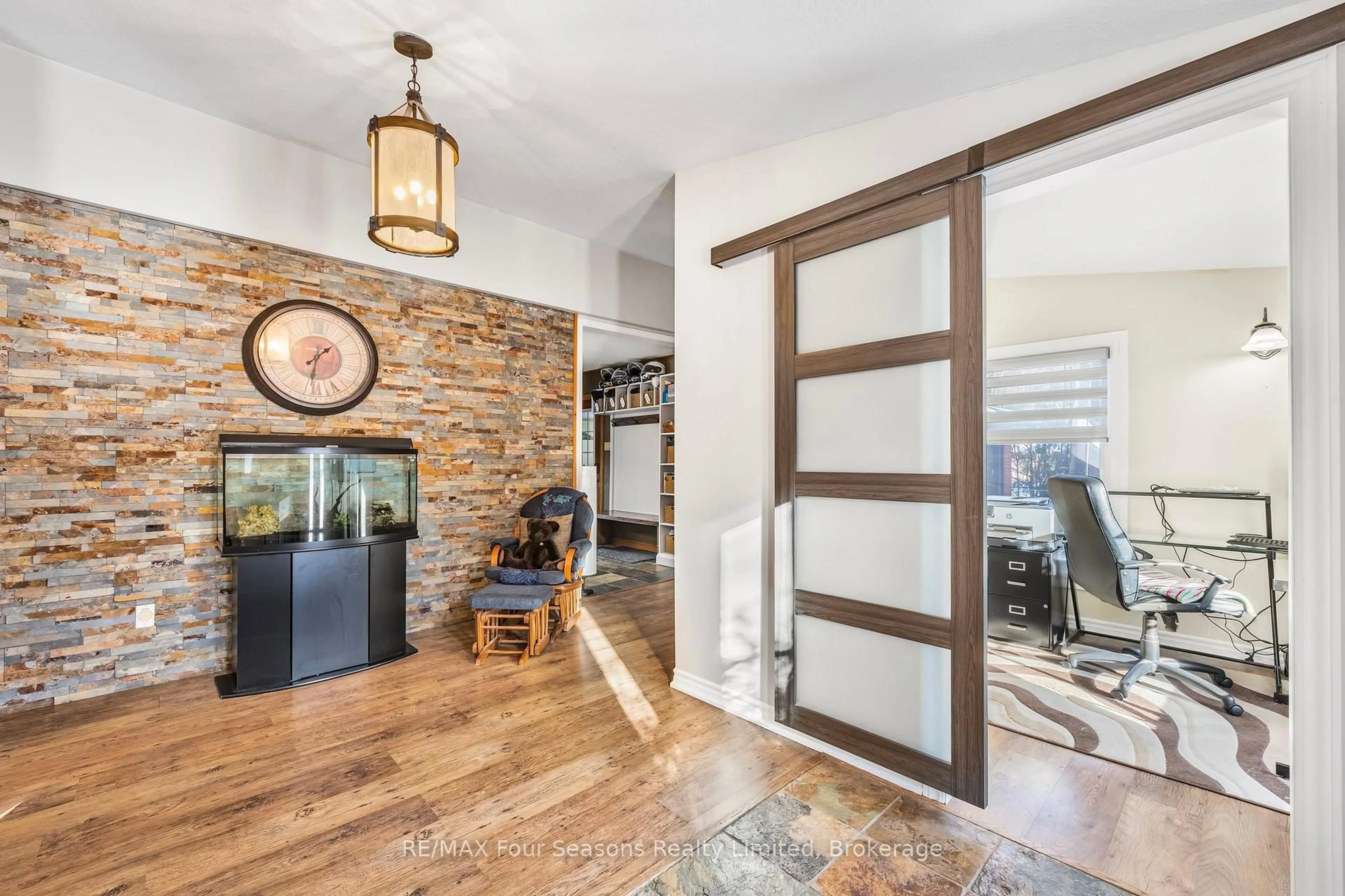 Indoor entryway for 6184 County 9 Rd, Clearview Ontario L0M 1N0