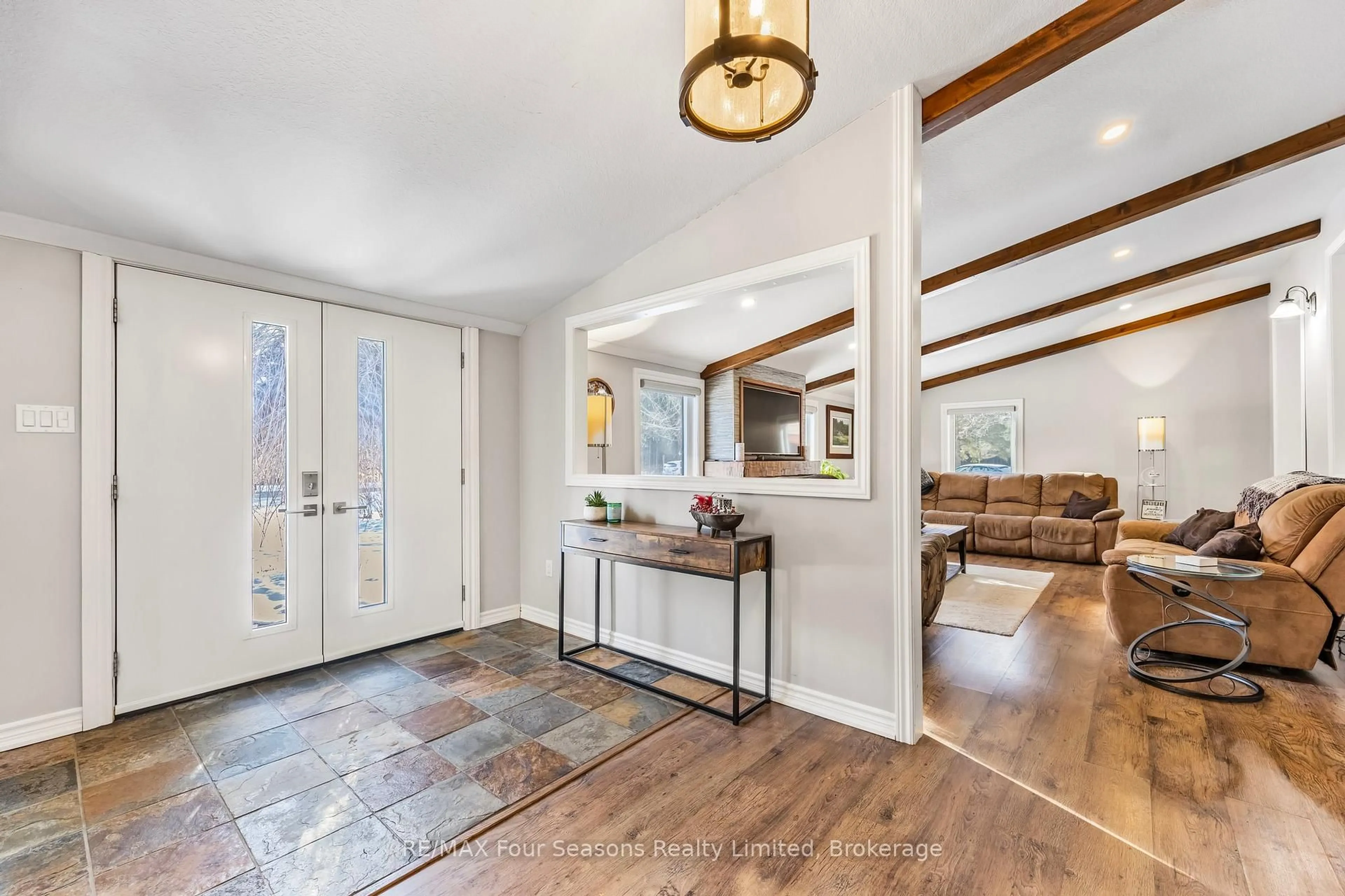 Indoor entryway for 6184 County 9 Rd, Clearview Ontario L0M 1N0
