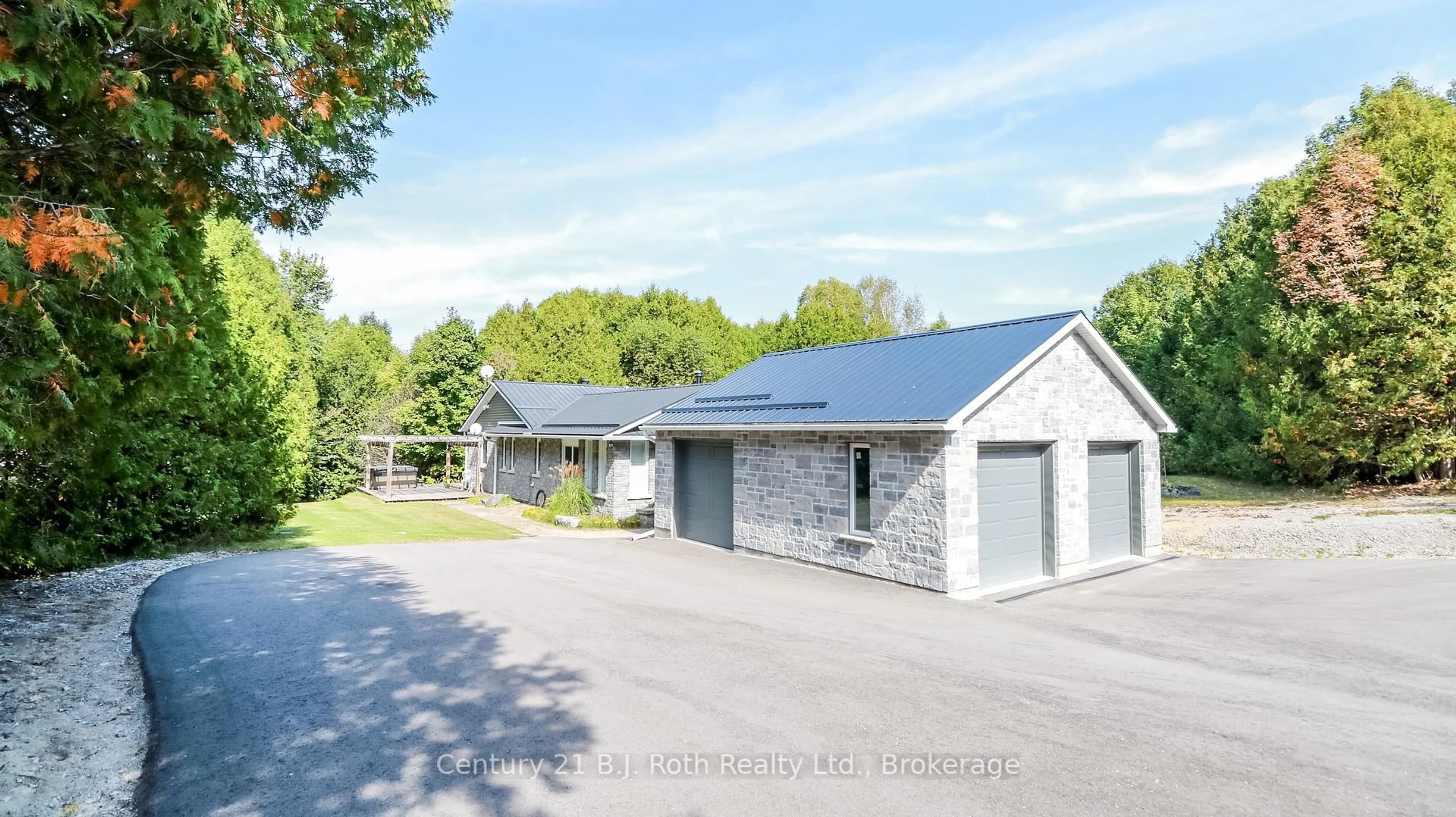 A pic from outside/outdoor area/front of a property/back of a property/a pic from drone, unknown for 2709 Wainman Line, Severn Ontario L0K 1E0