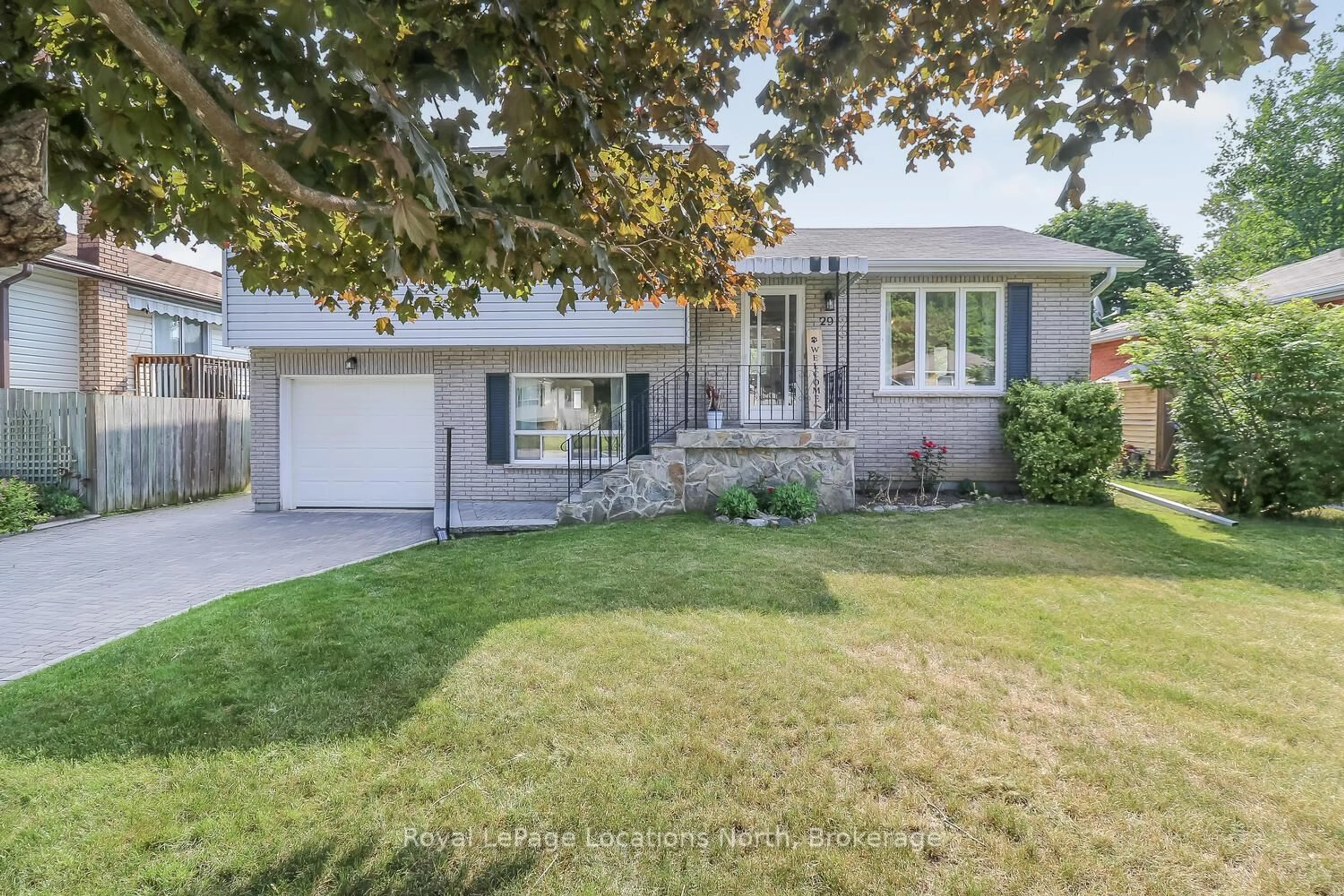 Home with vinyl exterior material, street for 29 Innisbrook Dr, Wasaga Beach Ontario L9Z 1G3