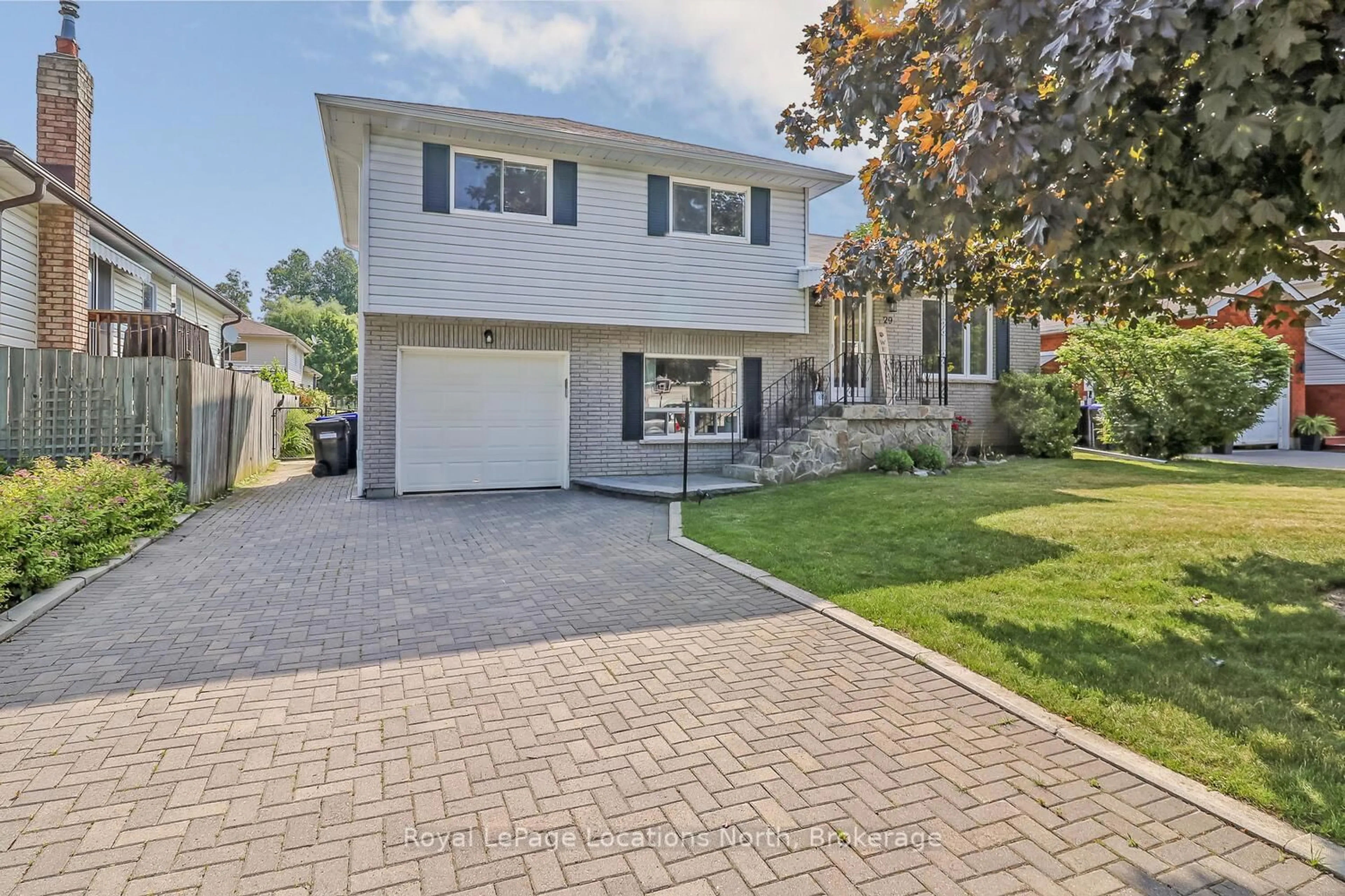 Home with vinyl exterior material, street for 29 Innisbrook Dr, Wasaga Beach Ontario L9Z 1G3