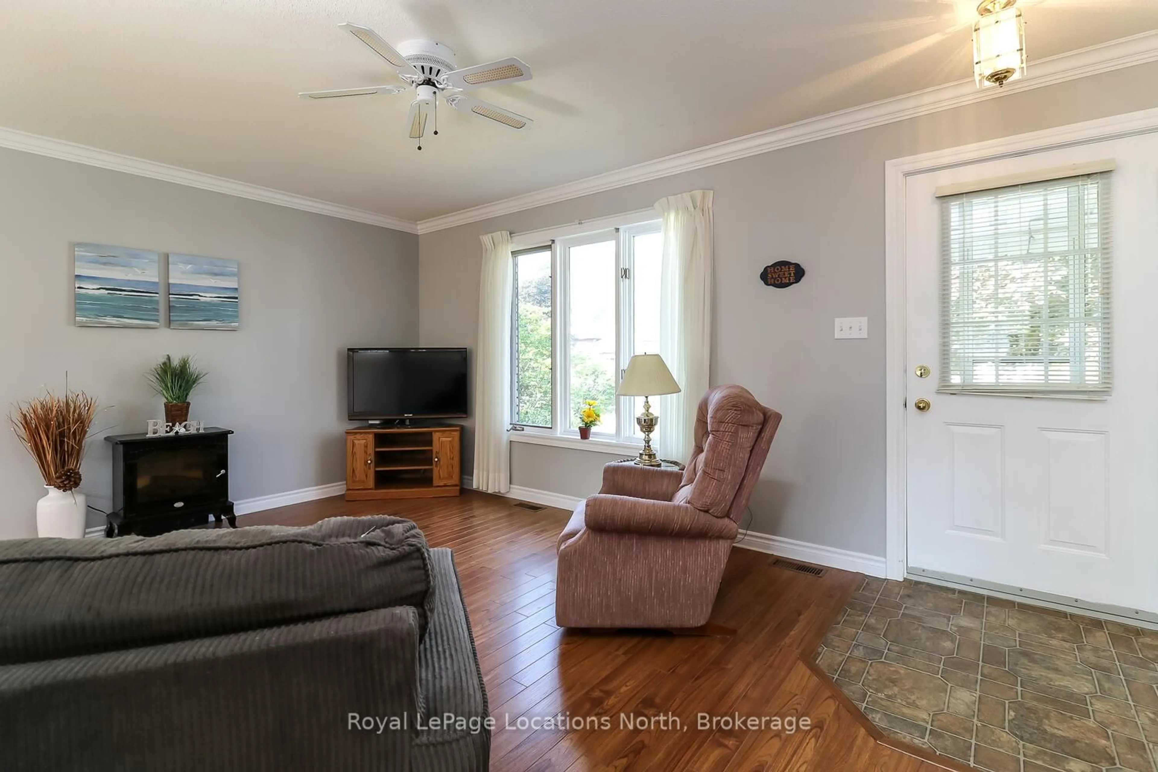 Living room with furniture, wood/laminate floor for 29 Innisbrook Dr, Wasaga Beach Ontario L9Z 1G3
