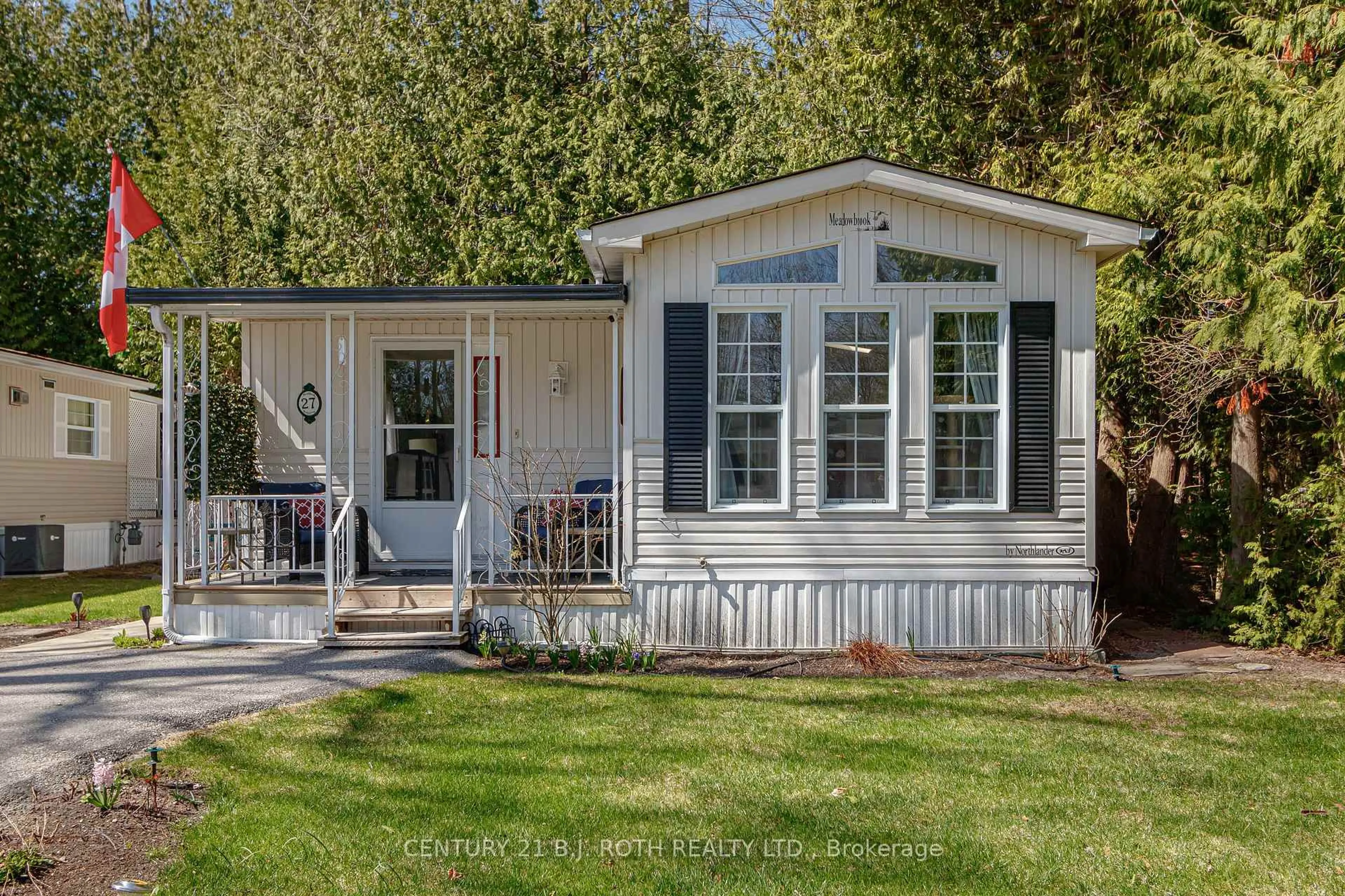 Home with vinyl exterior material, street for 27 The Boardwalk N/A, Wasaga Beach Ontario L9Z 3A8