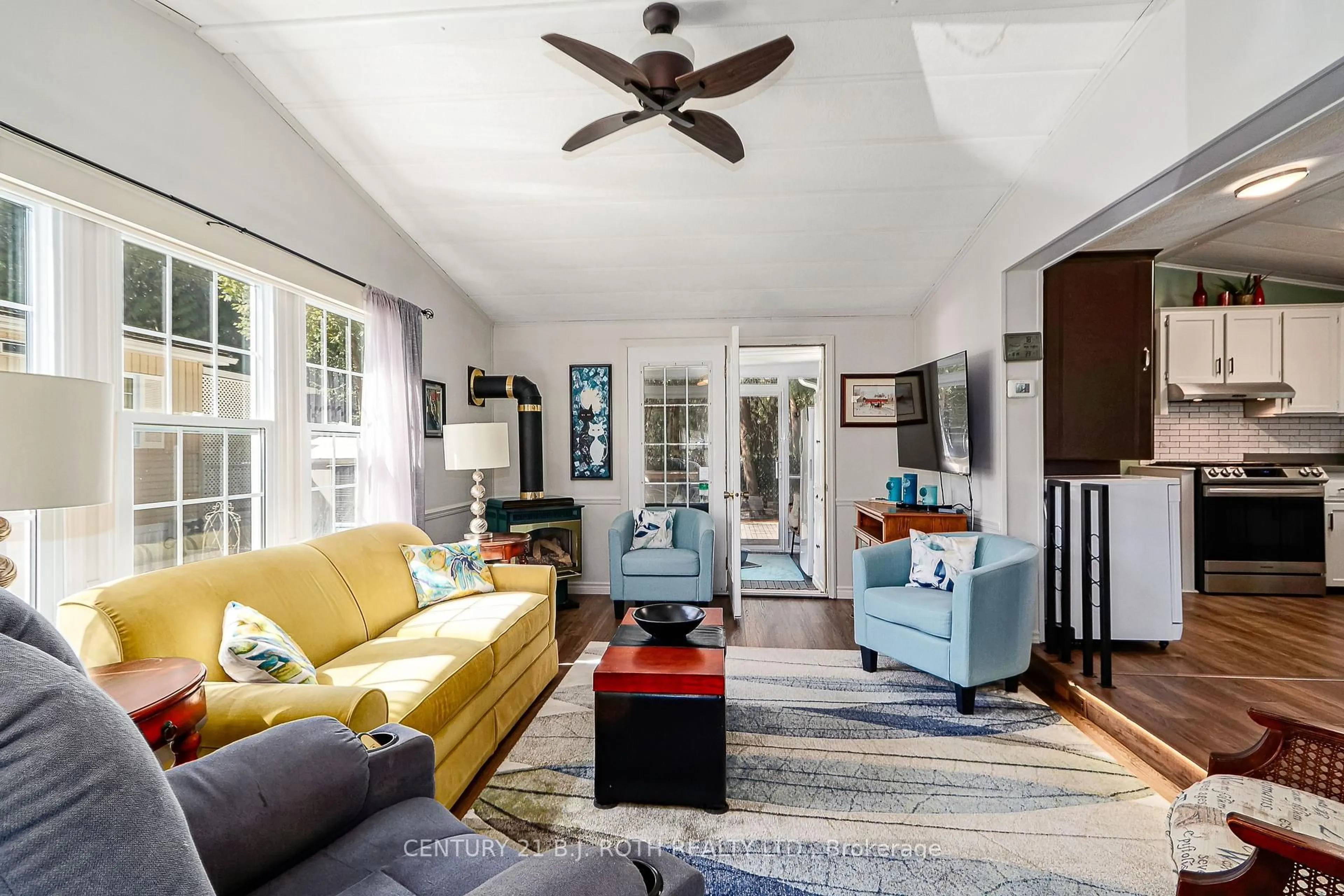 Living room with furniture, unknown for 27 The Boardwalk N/A, Wasaga Beach Ontario L9Z 3A8