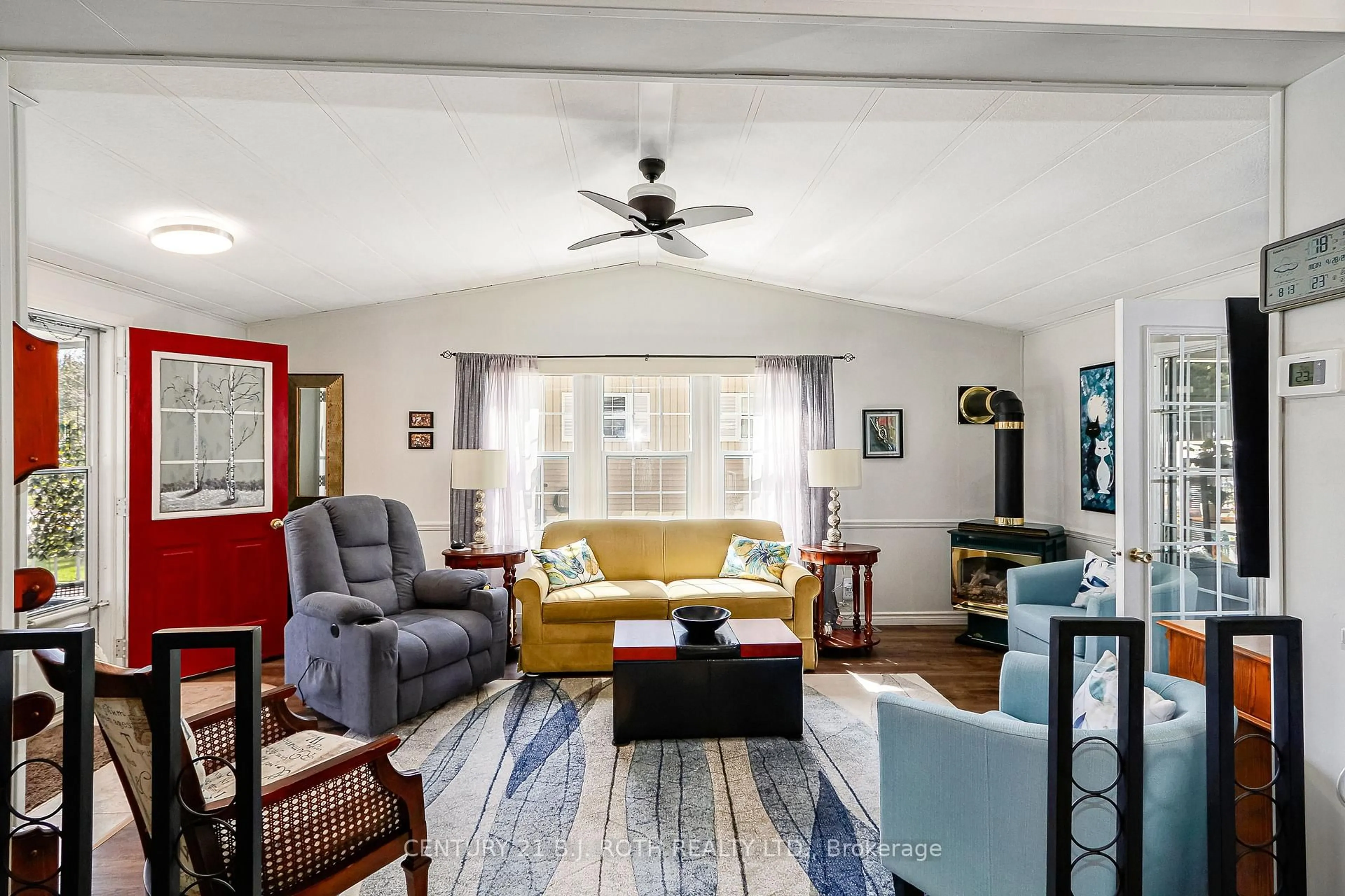 Living room with furniture, unknown for 27 The Boardwalk N/A, Wasaga Beach Ontario L9Z 3A8