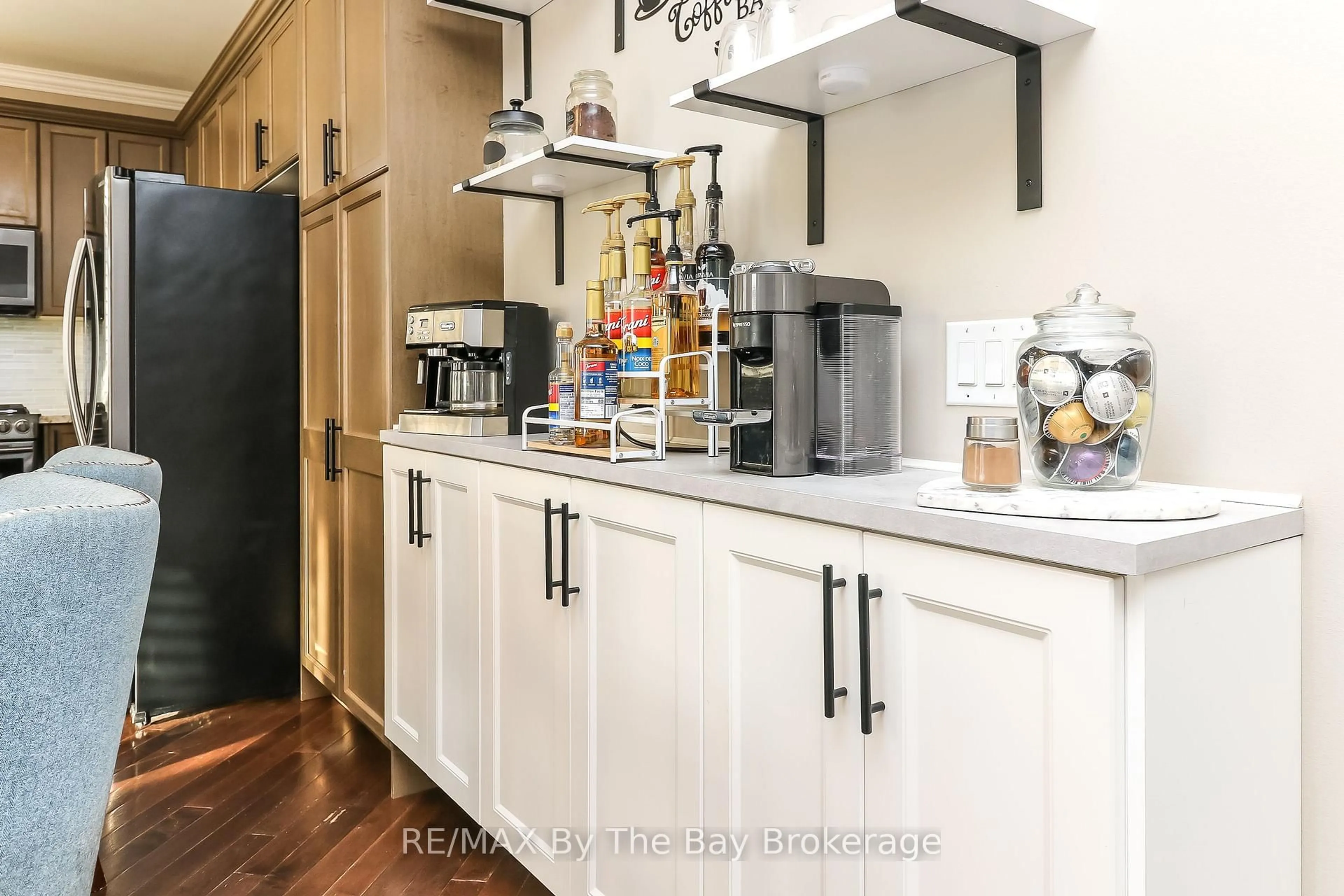 Open concept kitchen, wood/laminate floor for 9 Broadpoint St, Wasaga Beach Ontario L9Z 3B8