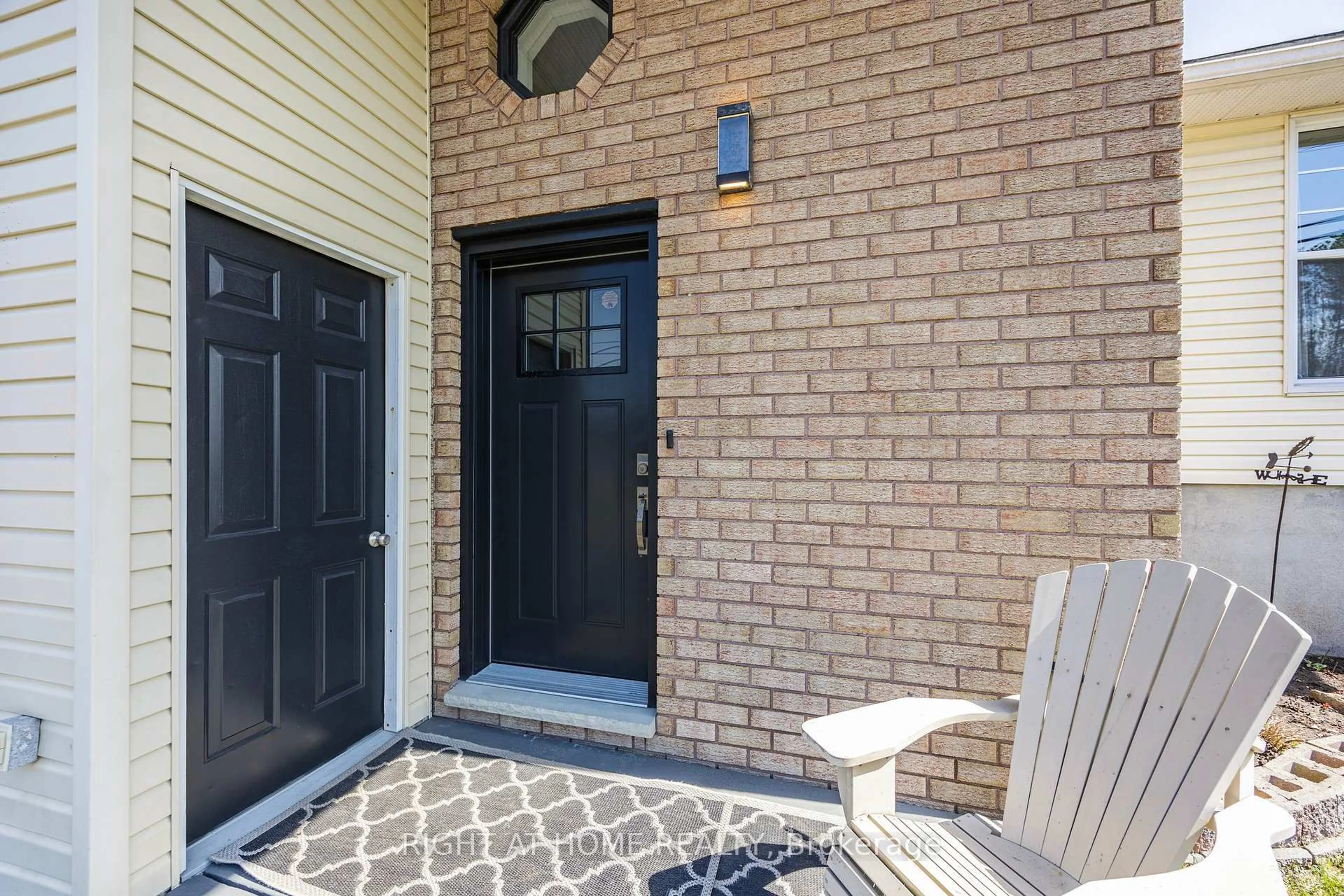 Indoor entryway for 9205 11 Highway, Severn Ontario L3V 0Y8