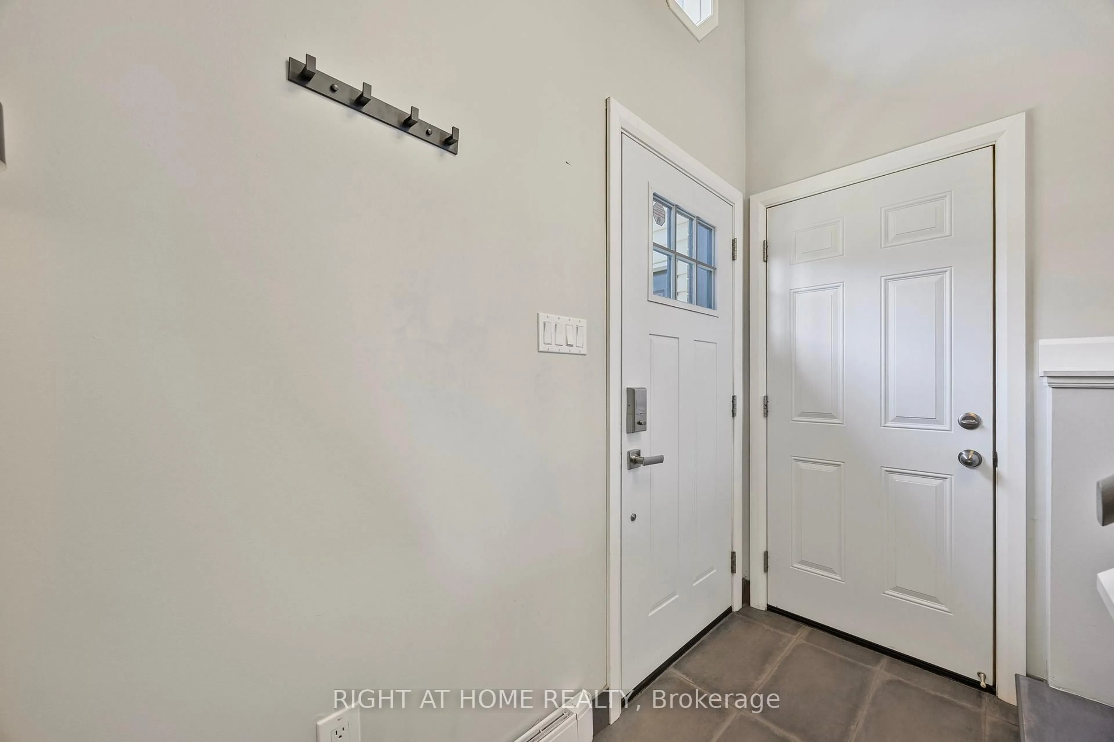 Indoor entryway for 9205 11 Highway, Severn Ontario L3V 0Y8