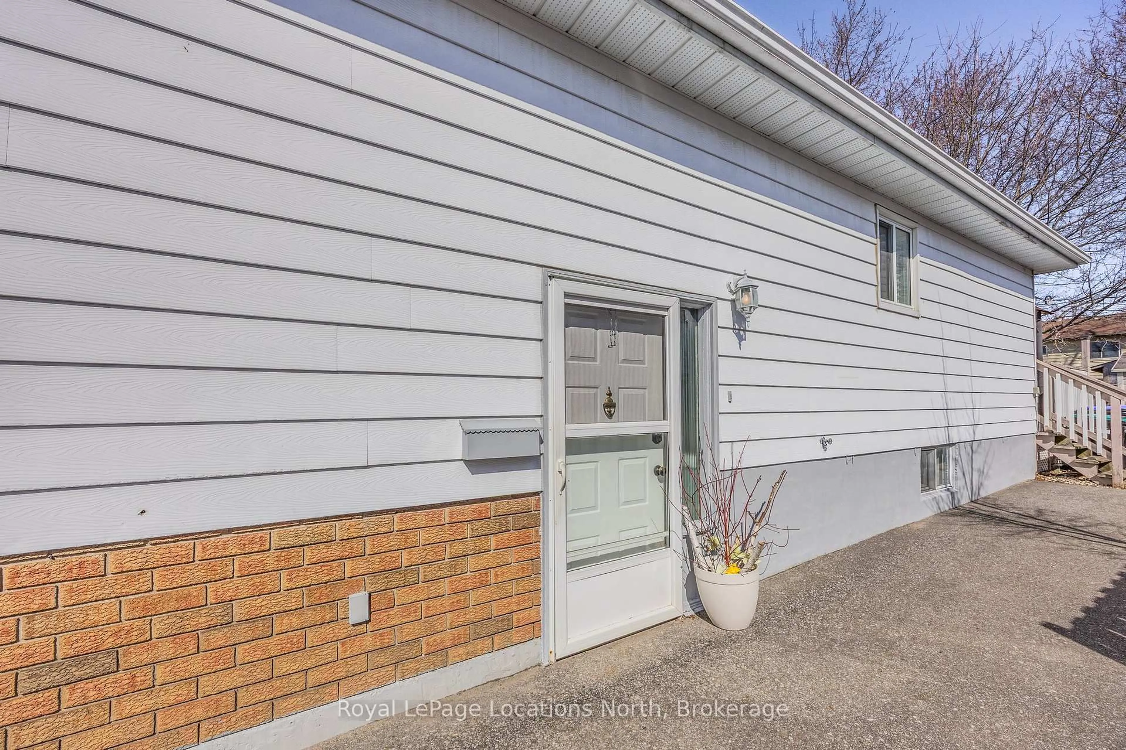 Home with vinyl exterior material, street for 163 Collins St, Collingwood Ontario L9Y 4L7