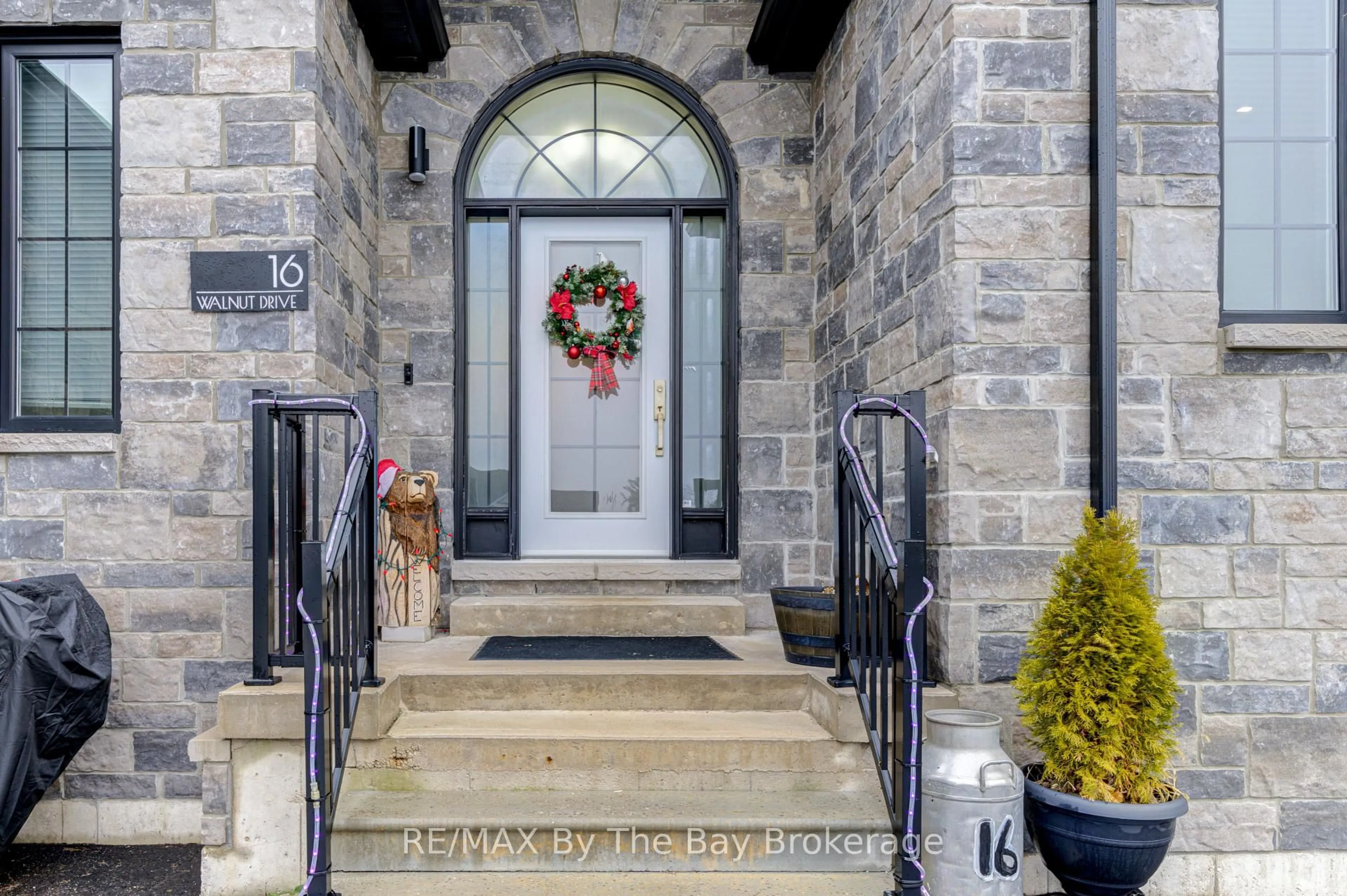 Indoor entryway for 16 Walnut Dr, Wasaga Beach Ontario L9Z 0A9