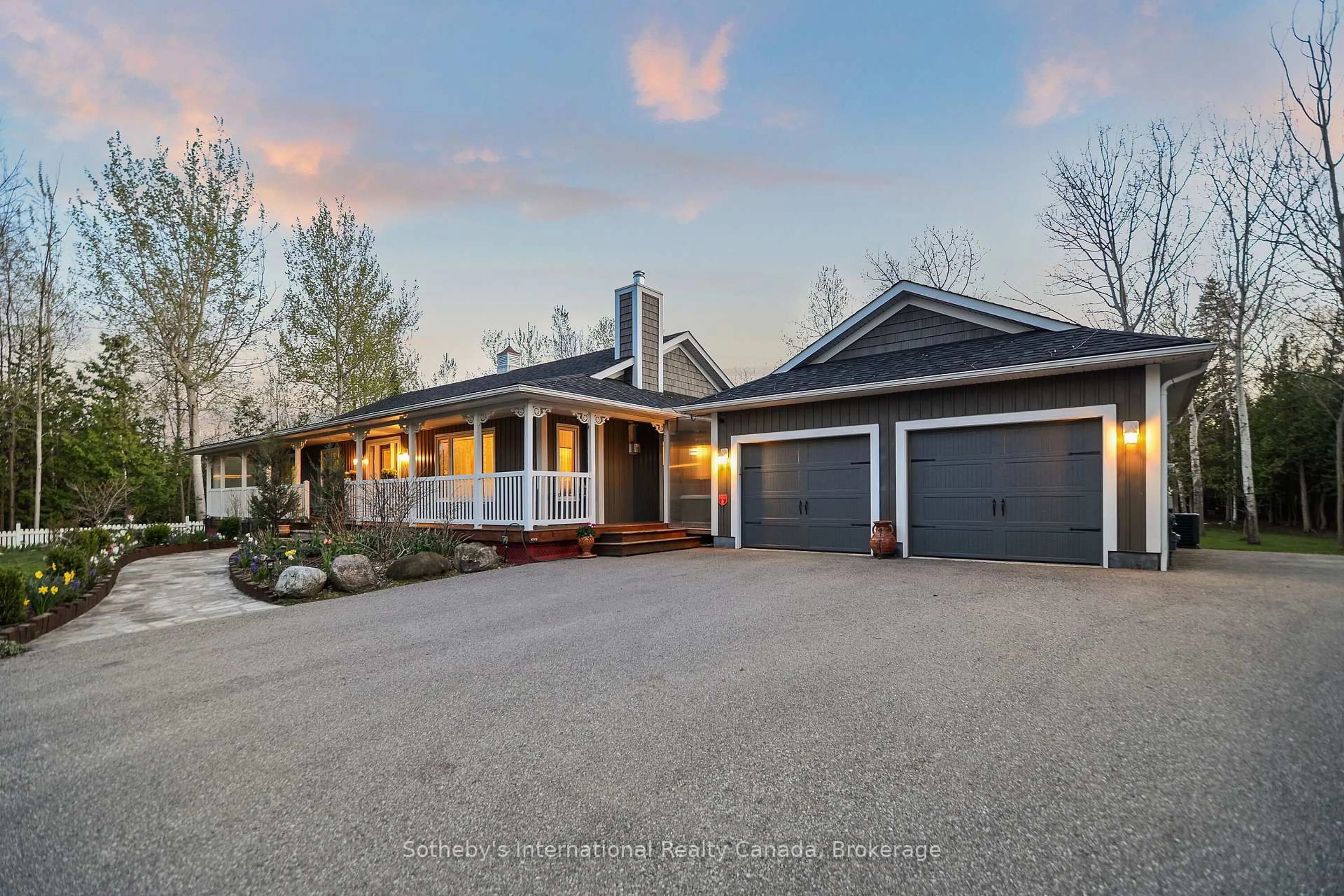 Home with vinyl exterior material, street for 134 GLENLAKE Blvd, Collingwood Ontario L9Y 0X2