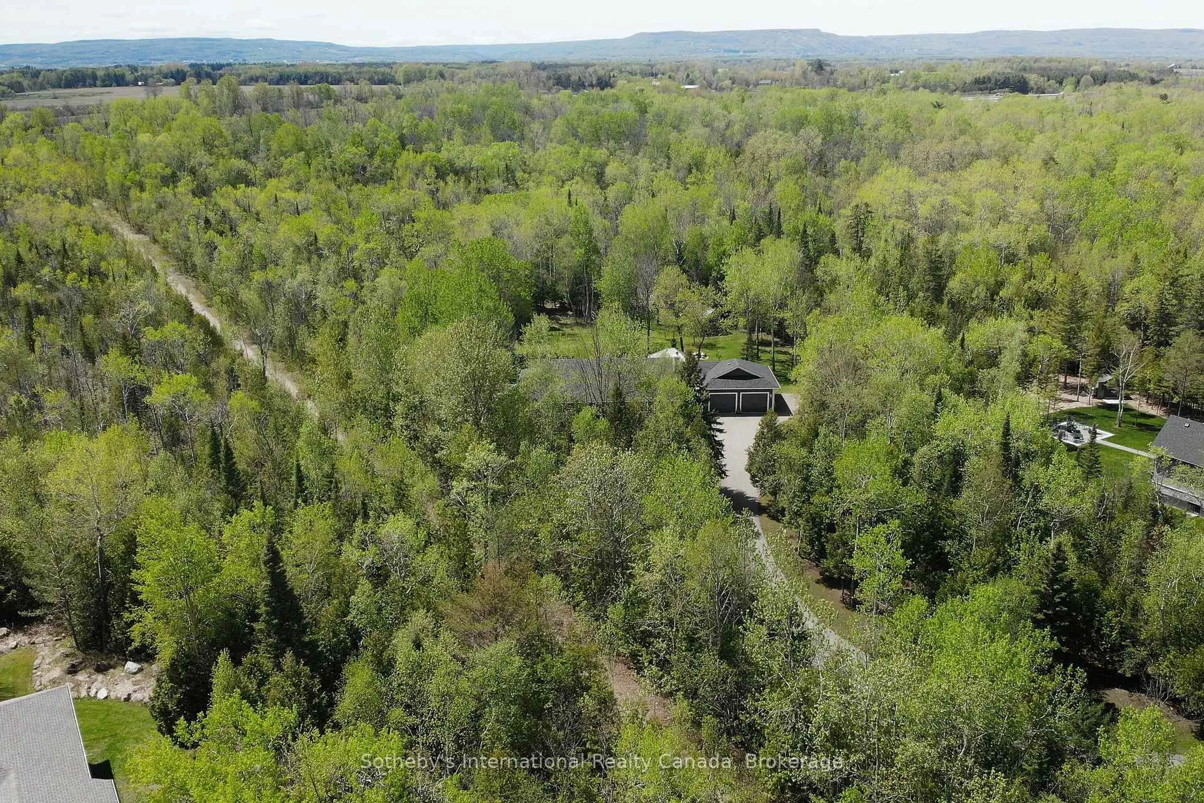 A pic from outside/outdoor area/front of a property/back of a property/a pic from drone, forest/trees view for 134 GLENLAKE Blvd, Collingwood Ontario L9Y 0X2