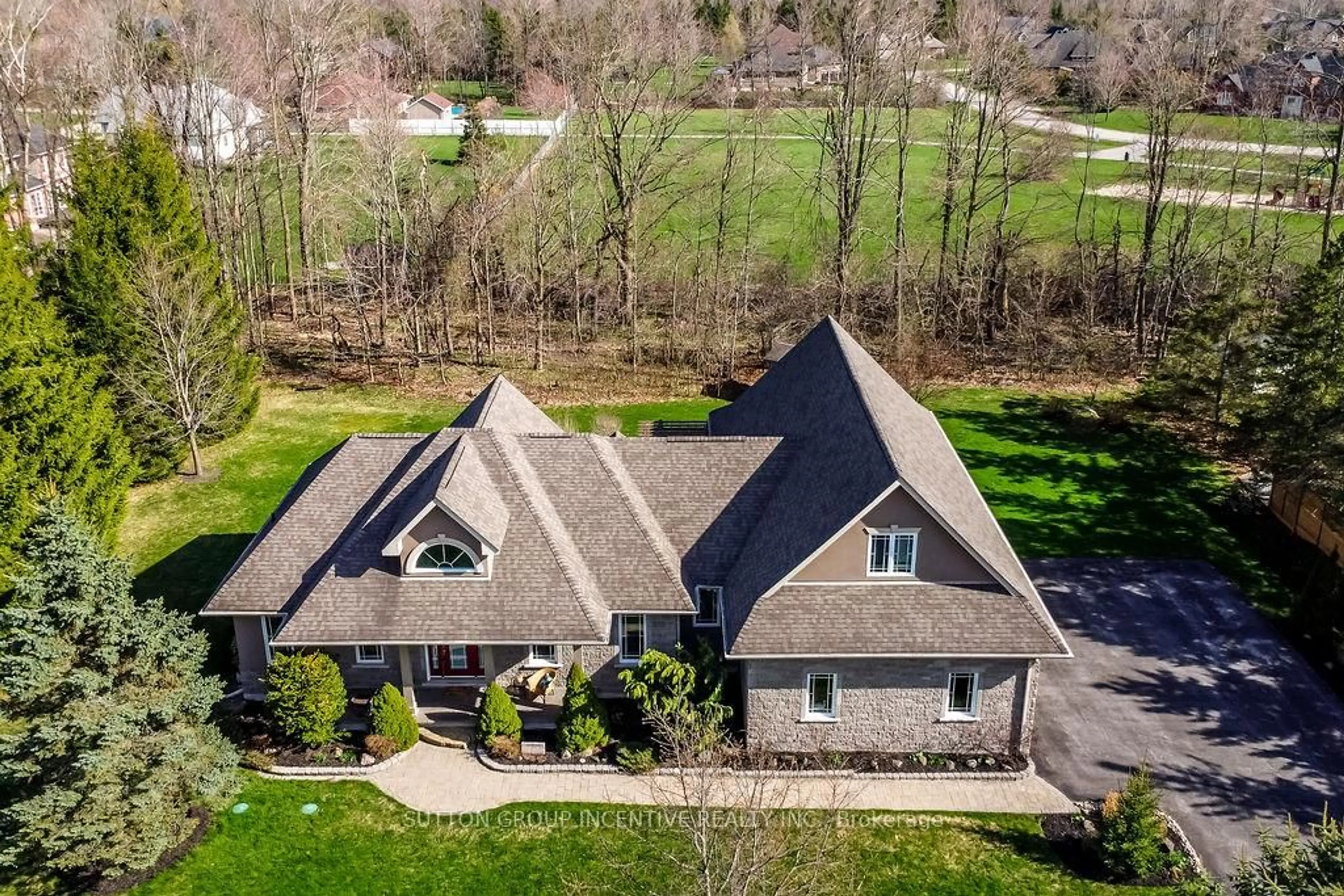 A pic from outside/outdoor area/front of a property/back of a property/a pic from drone, unknown for 7 Red Oak Cres, Oro-Medonte Ontario L0L 2L0