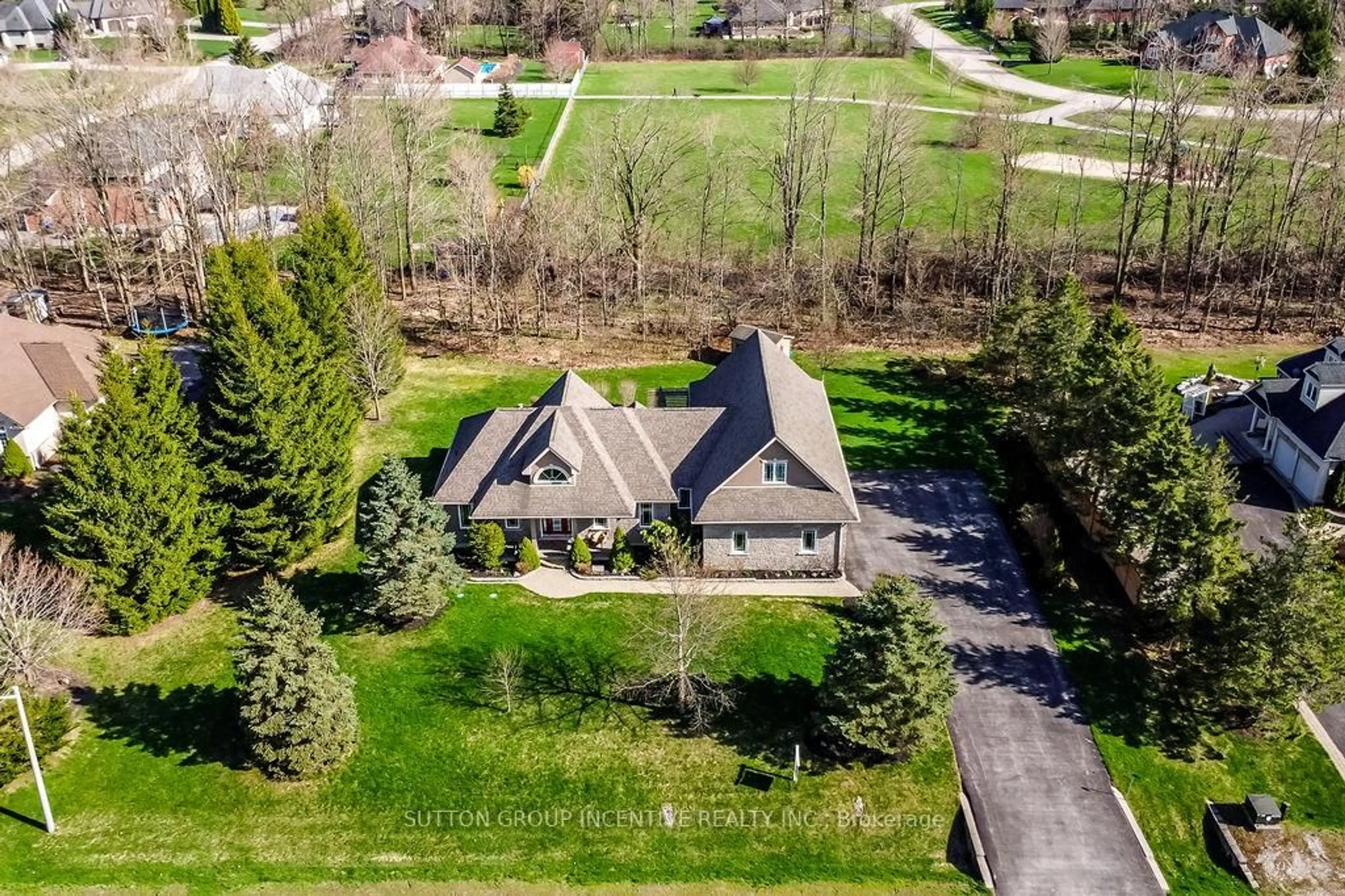 A pic from outside/outdoor area/front of a property/back of a property/a pic from drone, street for 7 Red Oak Cres, Oro-Medonte Ontario L0L 2L0
