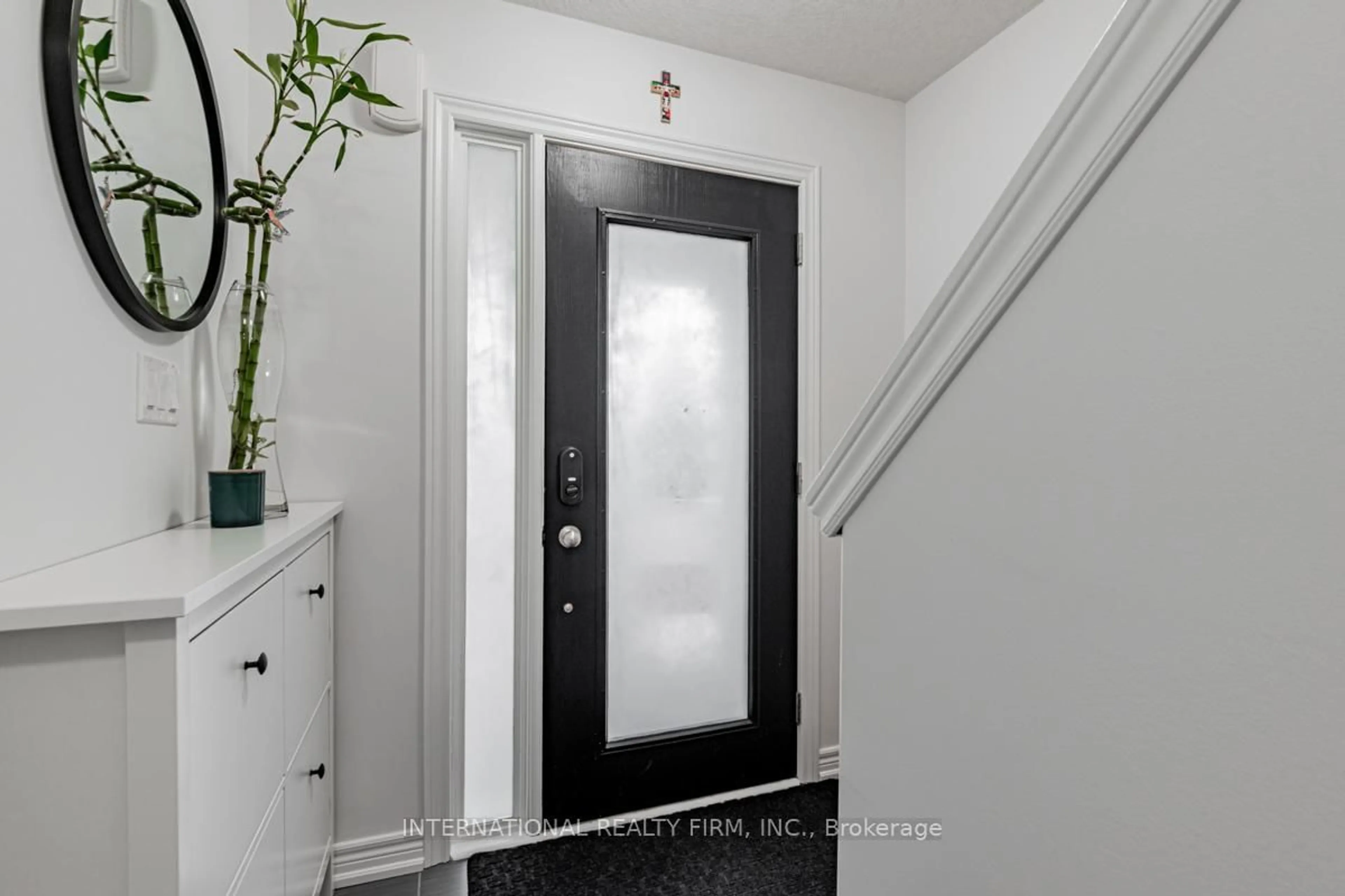 Indoor entryway for 1 Leggott Ave #33, Barrie Ontario L4M 0K7