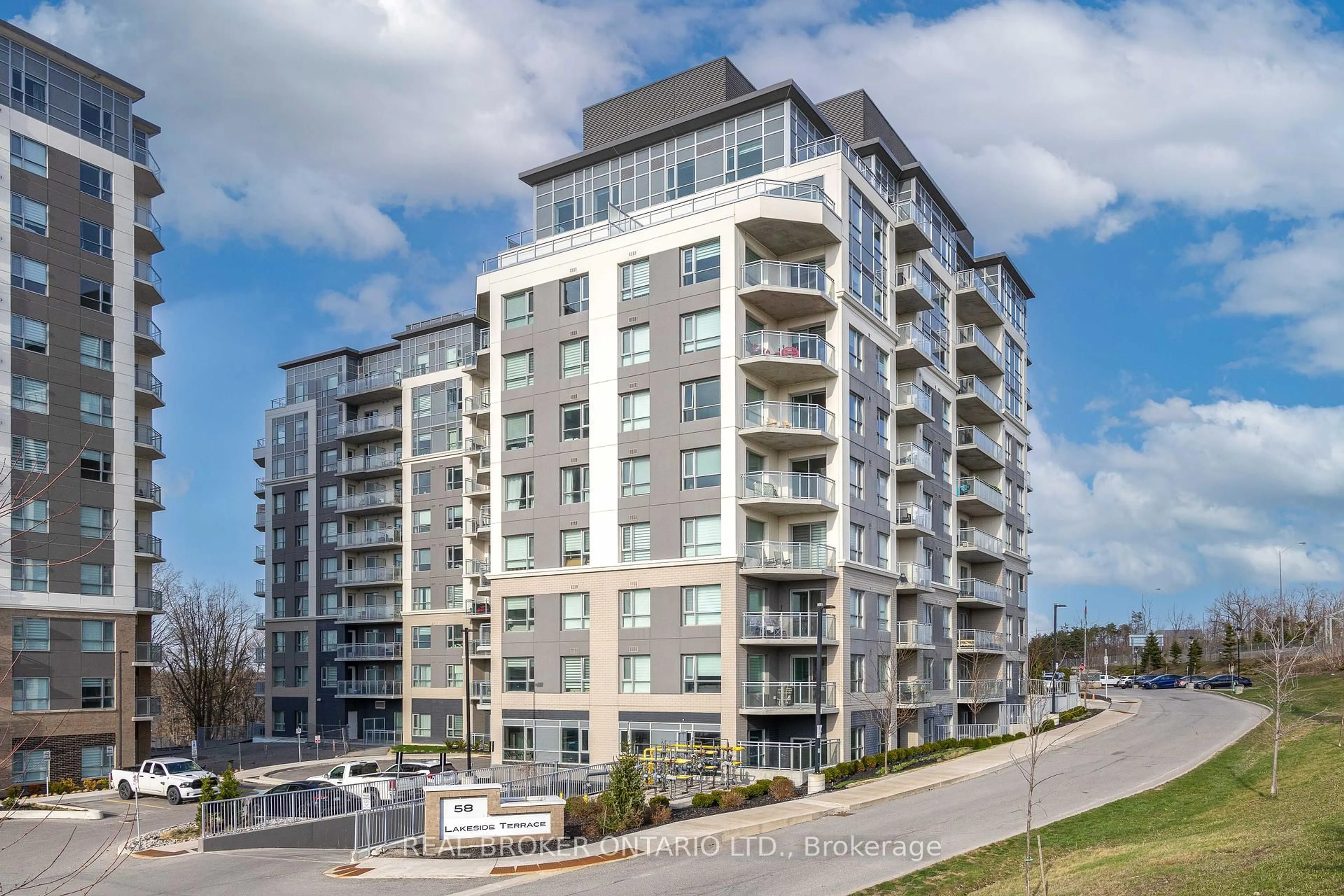 A pic from outside/outdoor area/front of a property/back of a property/a pic from drone, building for 58 Lakeside Terr #108, Barrie Ontario L4M 0L5