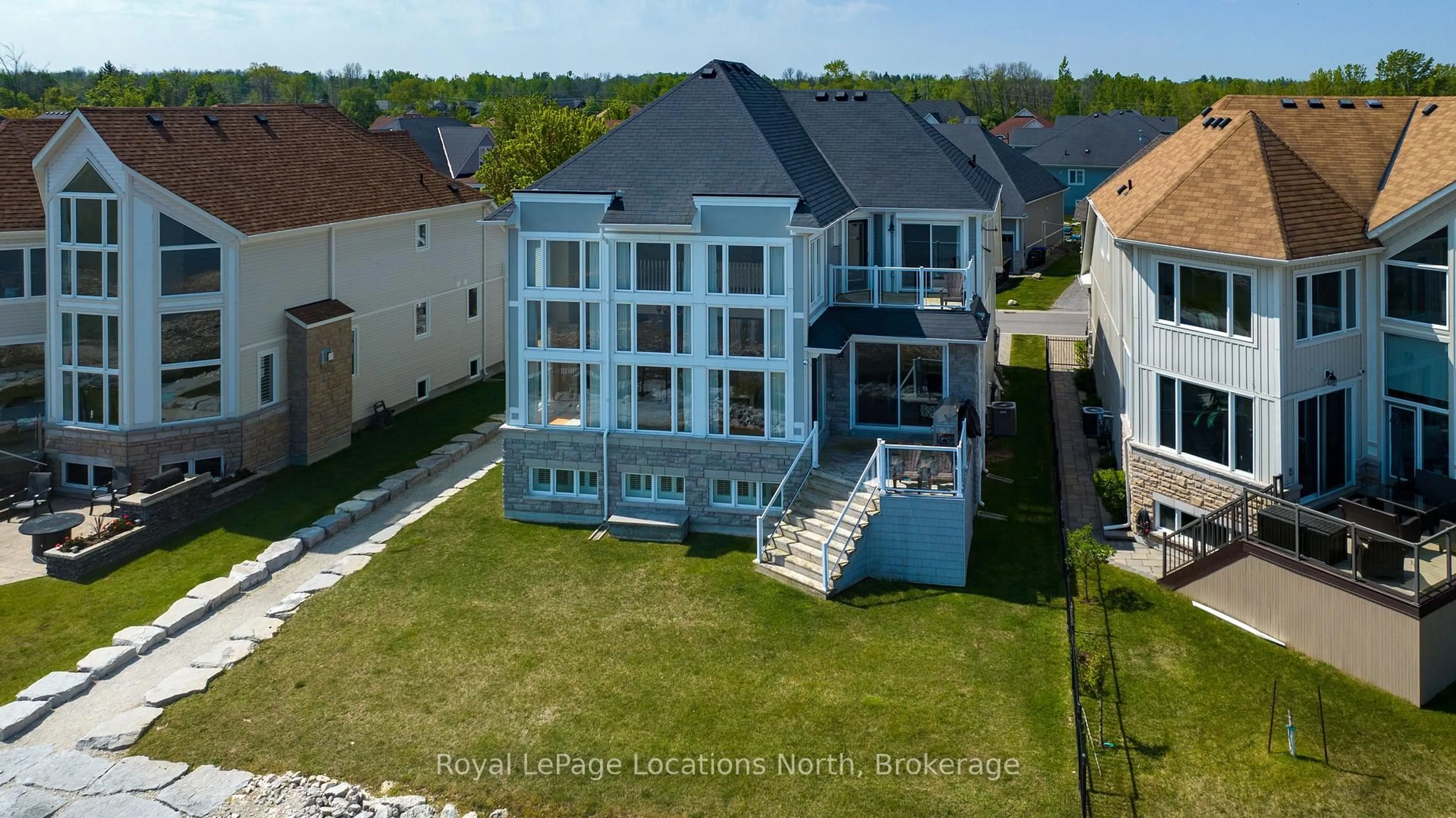 A pic from outside/outdoor area/front of a property/back of a property/a pic from drone, building for 61 Waterview Rd, Wasaga Beach Ontario L9Z 0E9