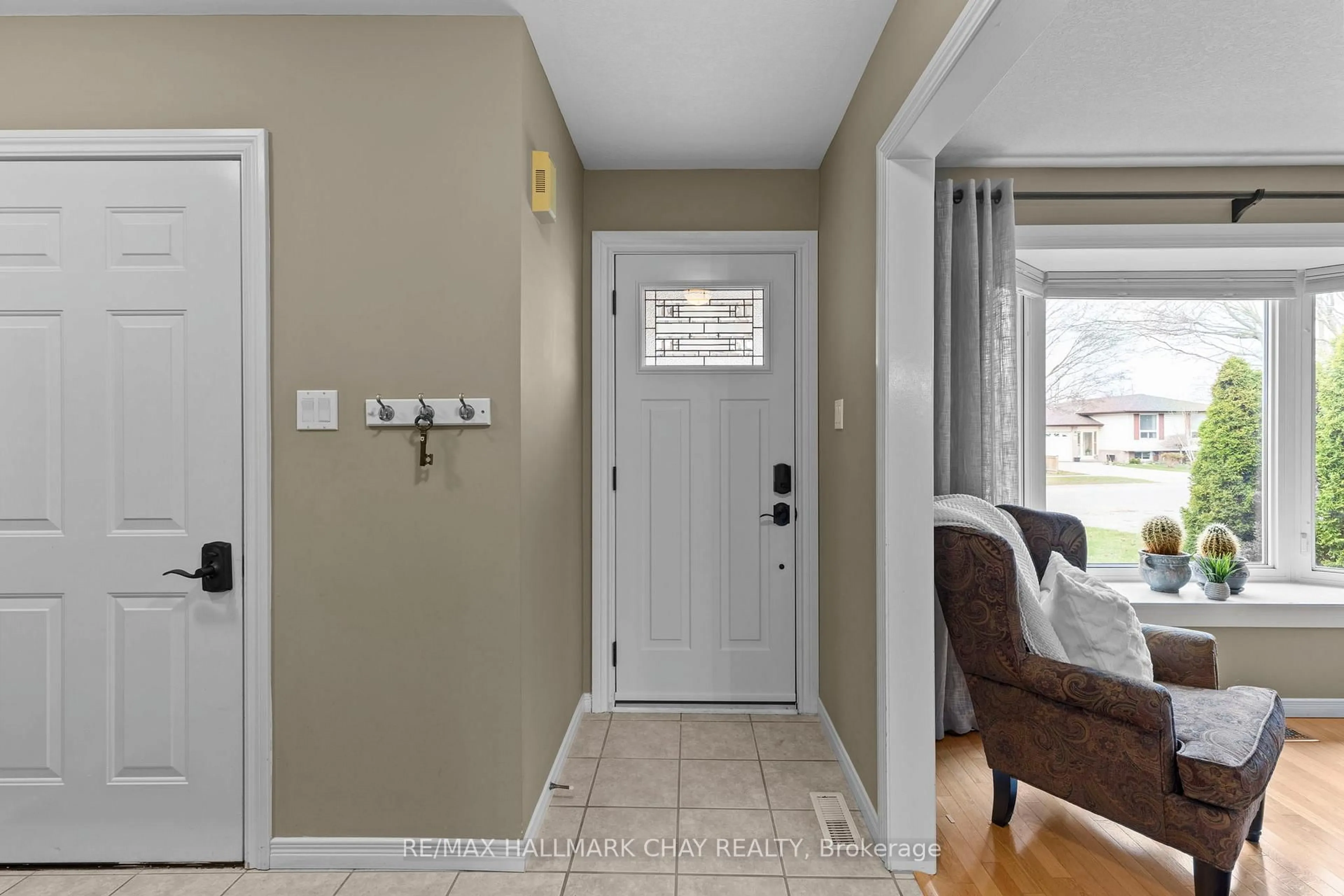 Indoor entryway for 74 Bronte Cres, Barrie Ontario L4N 5B9