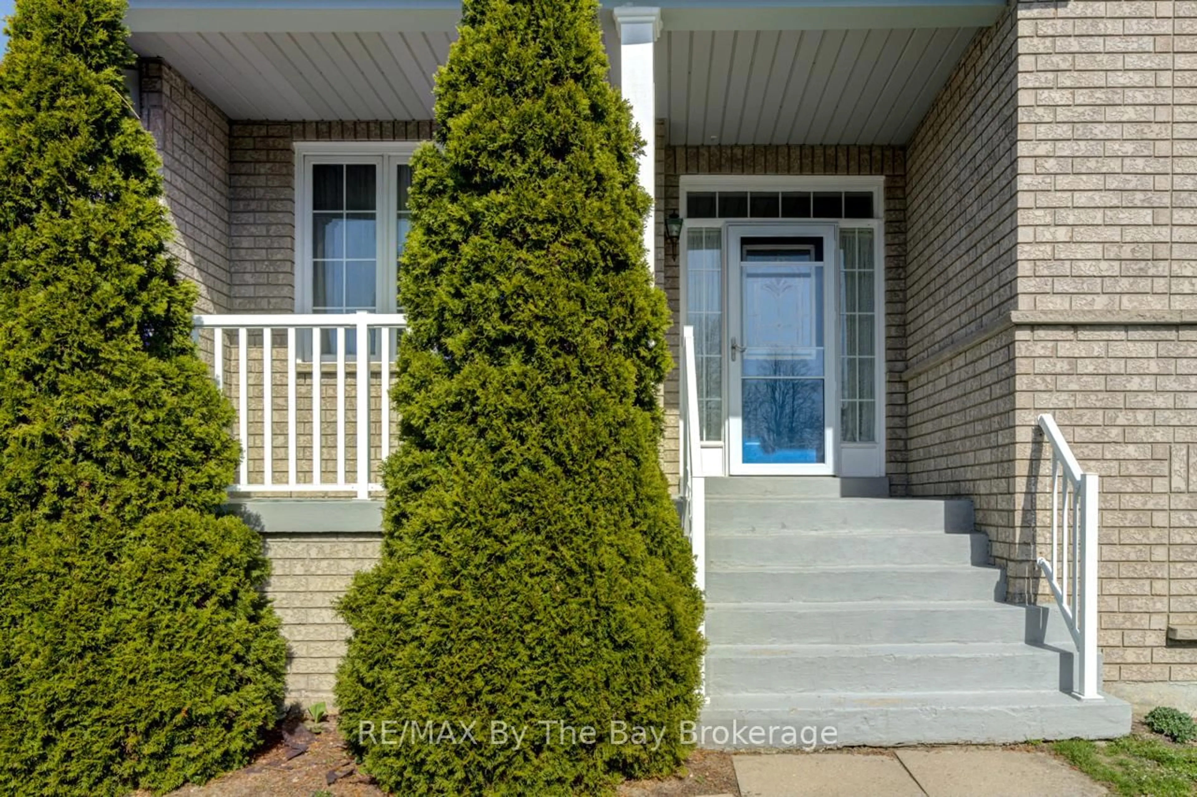 Indoor entryway for 150 Silver Birch Ave, Wasaga Beach Ontario L9Z 1N3
