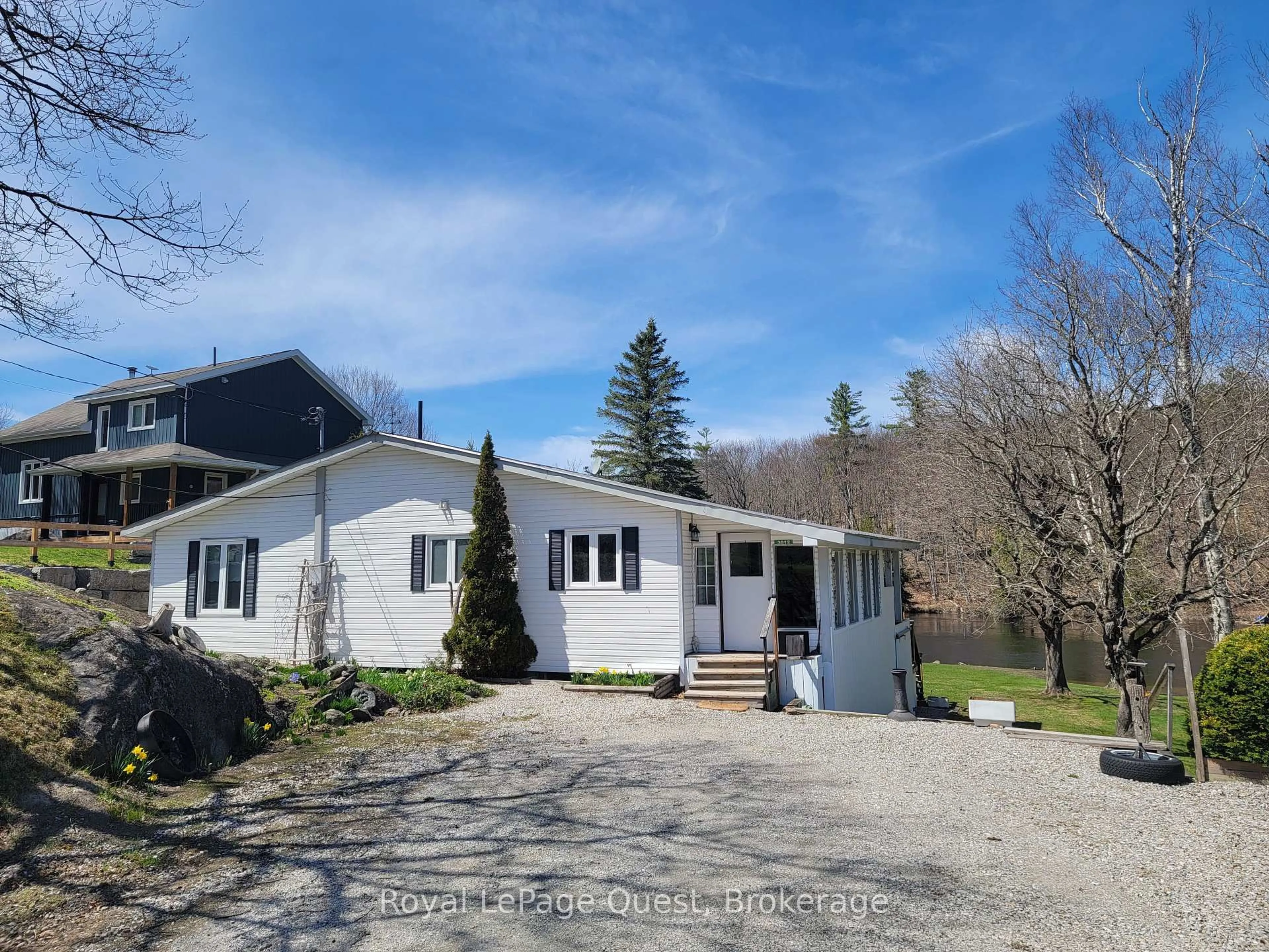 A pic from outside/outdoor area/front of a property/back of a property/a pic from drone, unknown for 3012 Moynes Rd, Severn Ontario L0K 2B0