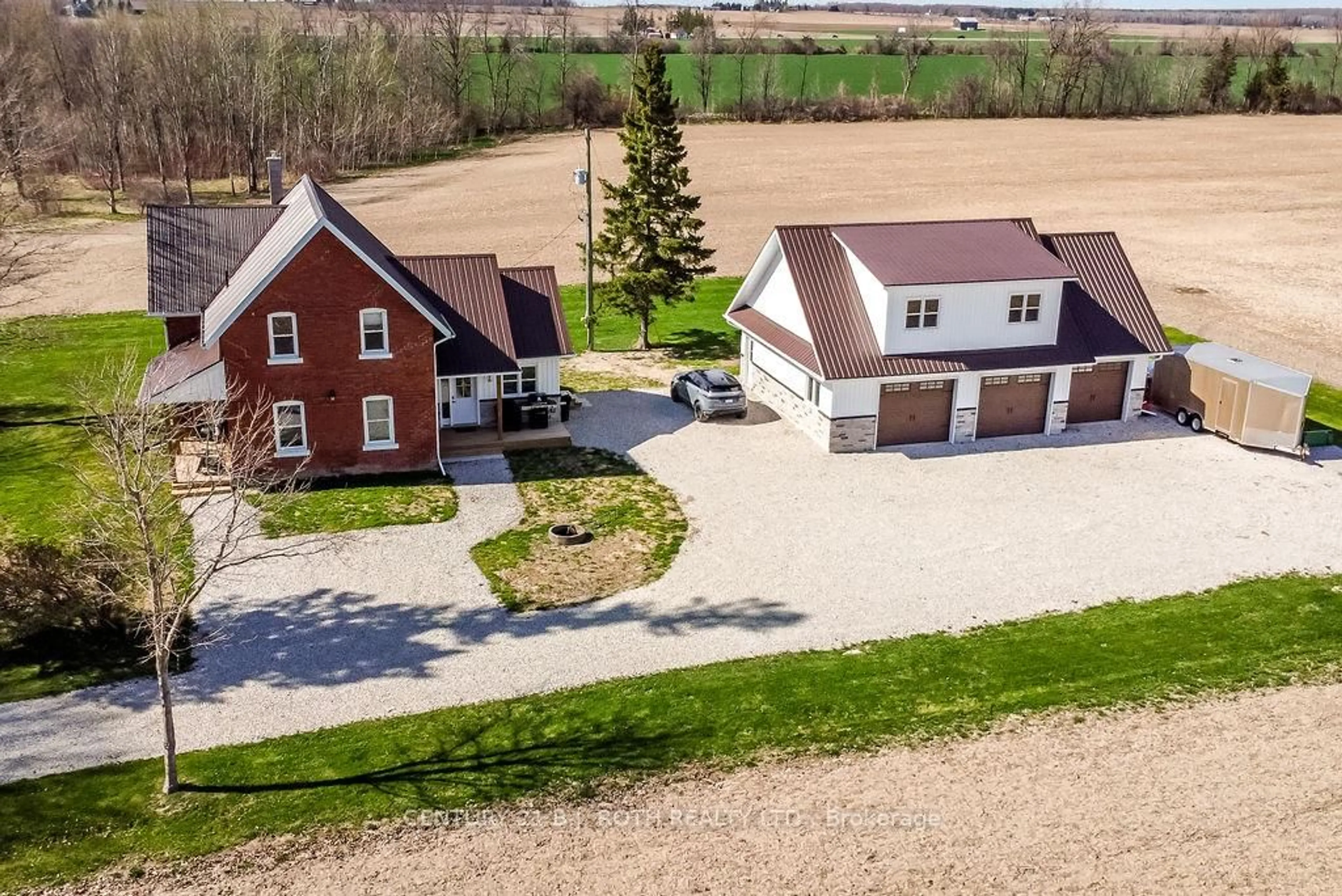 A pic from outside/outdoor area/front of a property/back of a property/a pic from drone, street for 1153 Glengarry Landing Rd, Springwater Ontario L9X 1E1